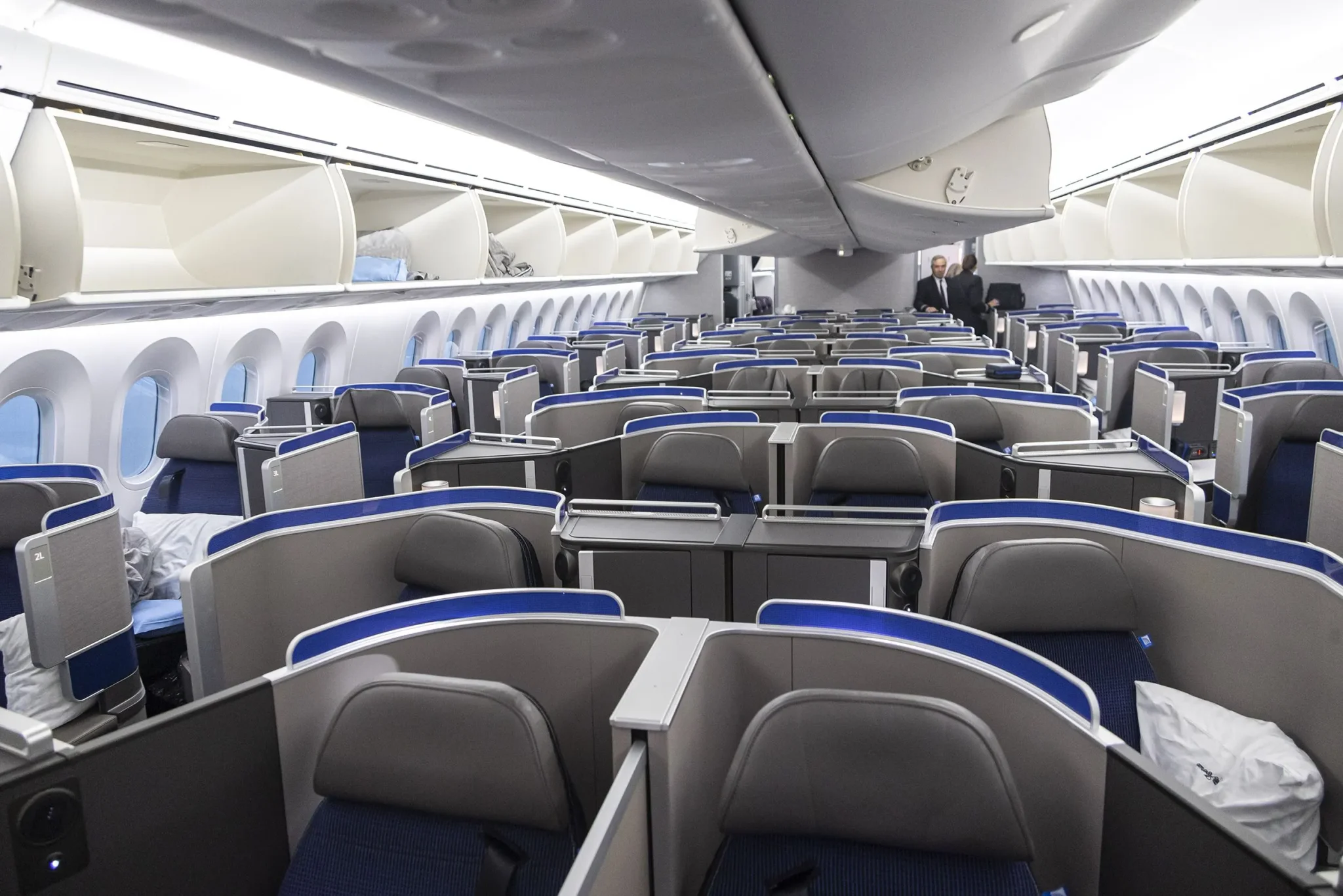مقصورة درجة رجال الأعمال في طائرة Airbus A350 مع مقاعد فاخرة وأبواب خصوصية، تعكس تحديات اعتماد تصميمات الطيران الحديثة.