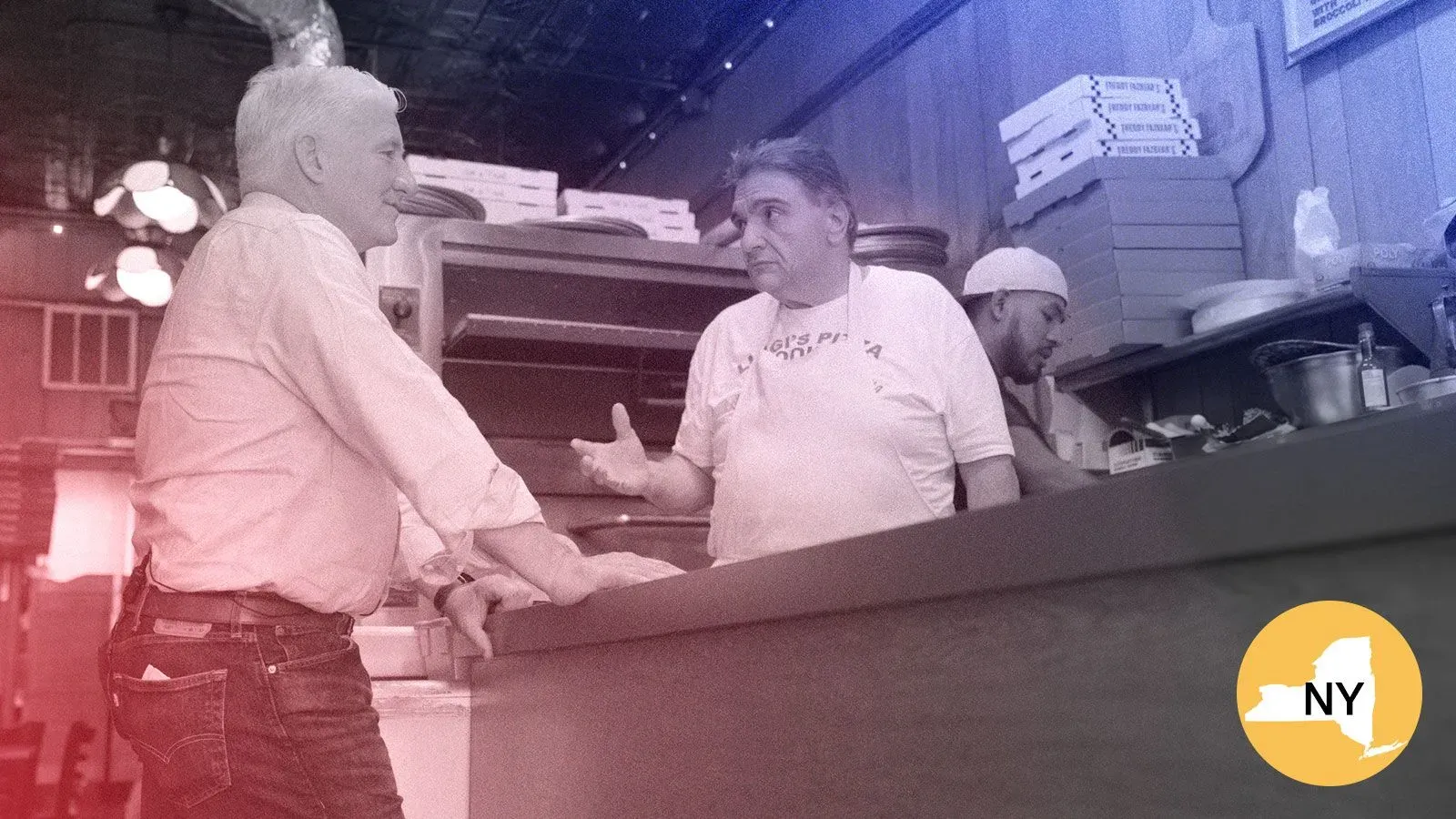 رجلان يتحدثان في مطعم بيتزا في بروكلين، مع وجود طاهٍ في الخلفية. يركز الحوار على السياسة والانتخابات في نيويورك.