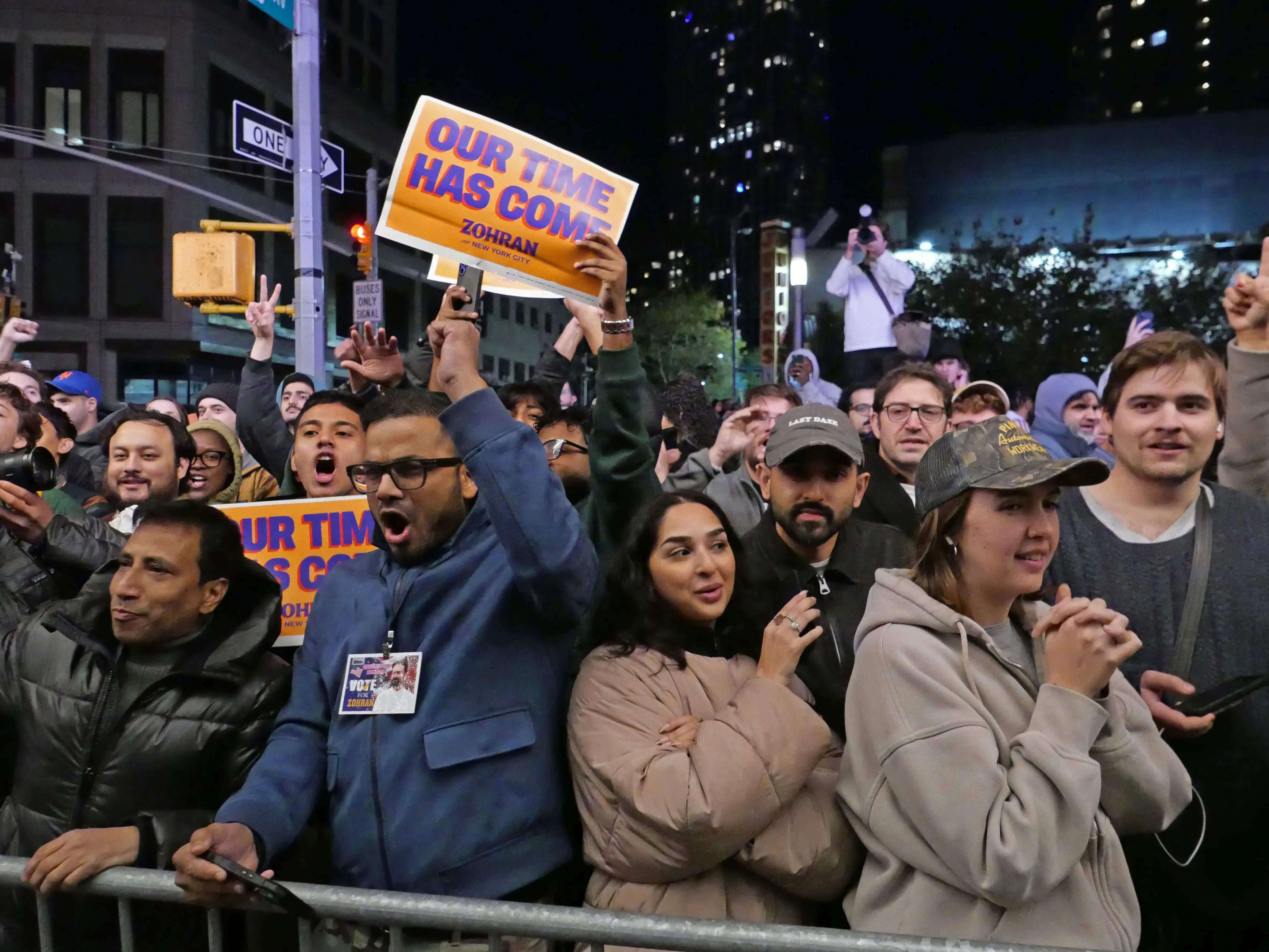 احتفال حاشد في نيويورك بعد فوز زهران ممداني، أول عمدة من جنوب آسيا، حيث يحمل الحضور لافتات تعبر عن الفخر والتضامن.
