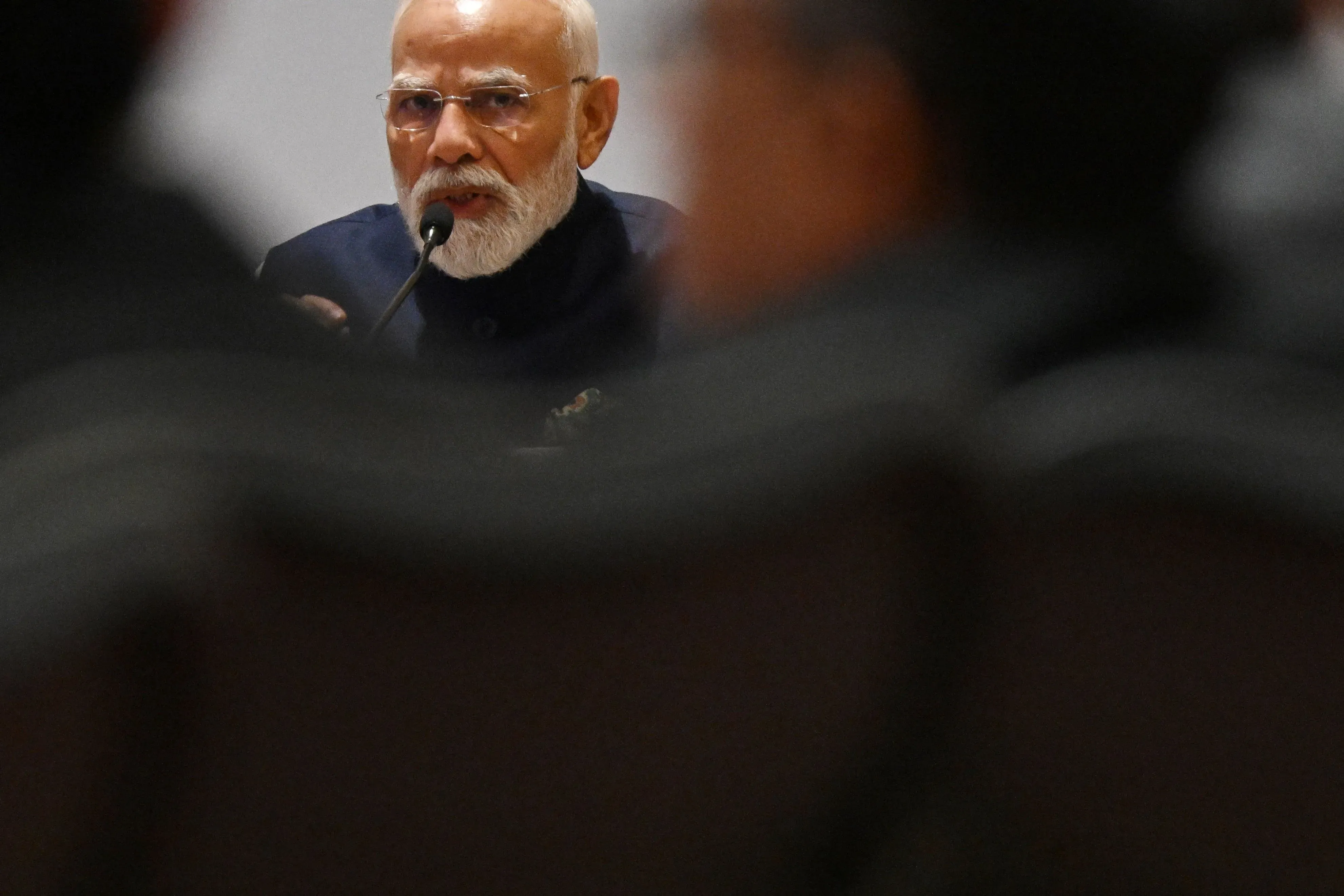 مظهر لرئيس الوزراء الهندي ناريندرا مودي أثناء حديثه، مع التركيز على تعابير وجهه في إطار سياق سياسي متوتر.