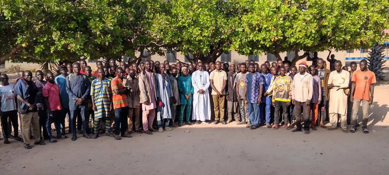 مجموعة من الطلاب والمعلمين في مدرسة كاثوليكية خاصة في النيجر، بعد الهجوم الذي أسفر عن اختطاف 215 طالبًا و12 معلمًا.