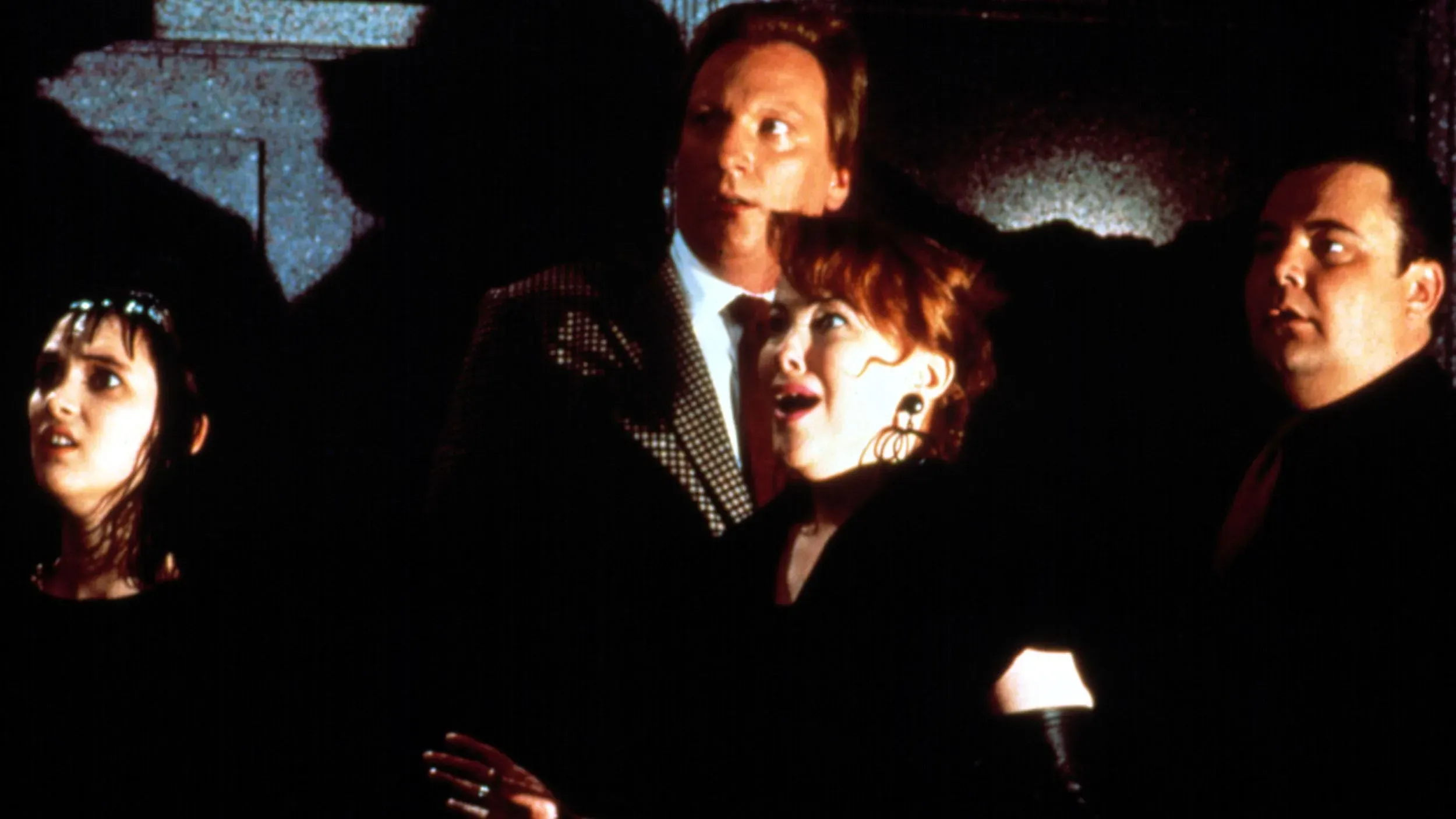 لقطة من فيلم "بيتل جوس" تظهر مجموعة من الشخصيات في موقف غريب، تعكس روح الكوميديا السوداء التي تميز أعمال كاثرين أوهارا.