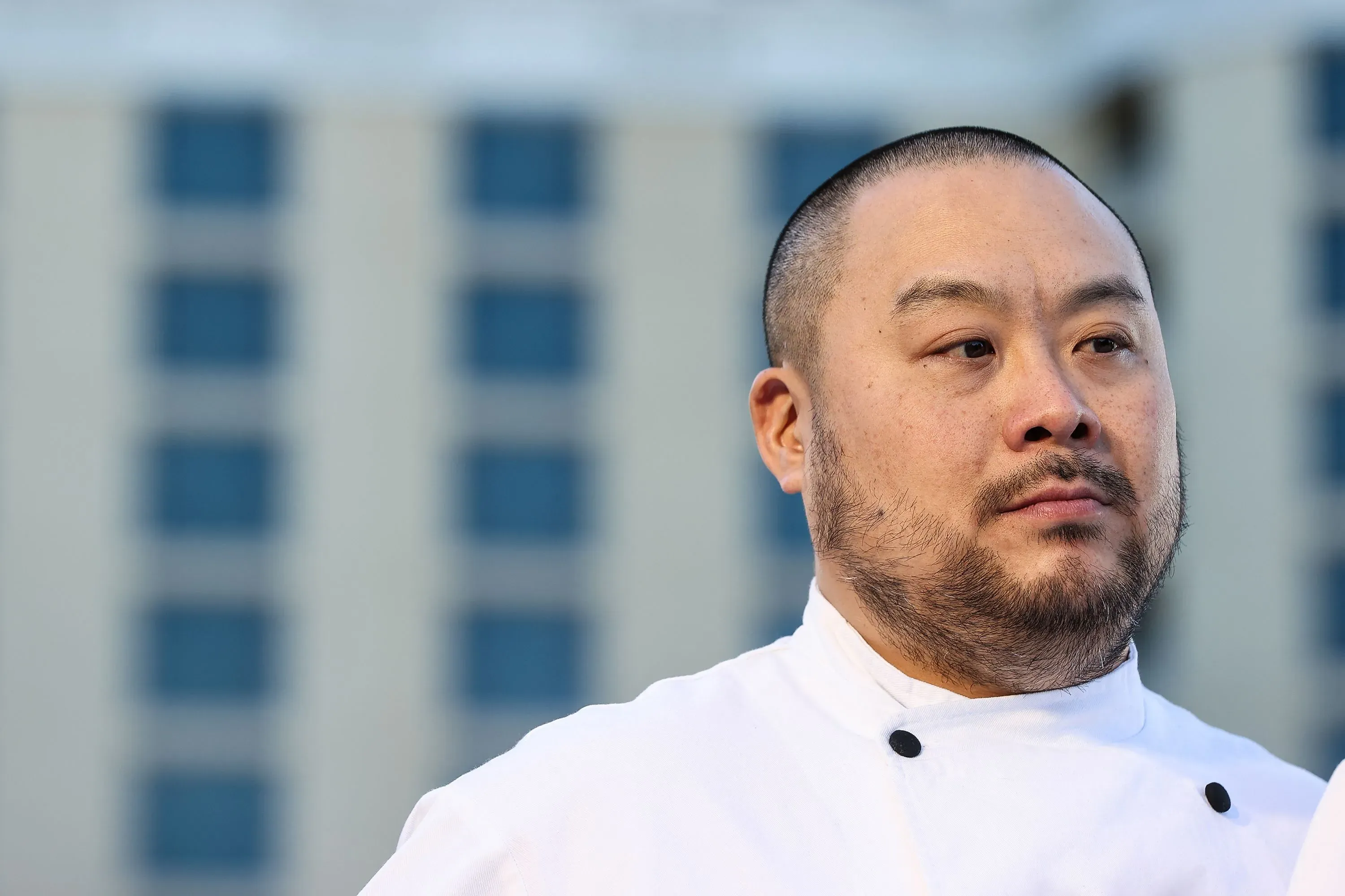 صورة للطاهي الشهير ديفيد تشانغ، الذي يعبر عن معارضته لحظر المواد الكيميائية في أواني الطهي، وسط جدل حول سلامتها.