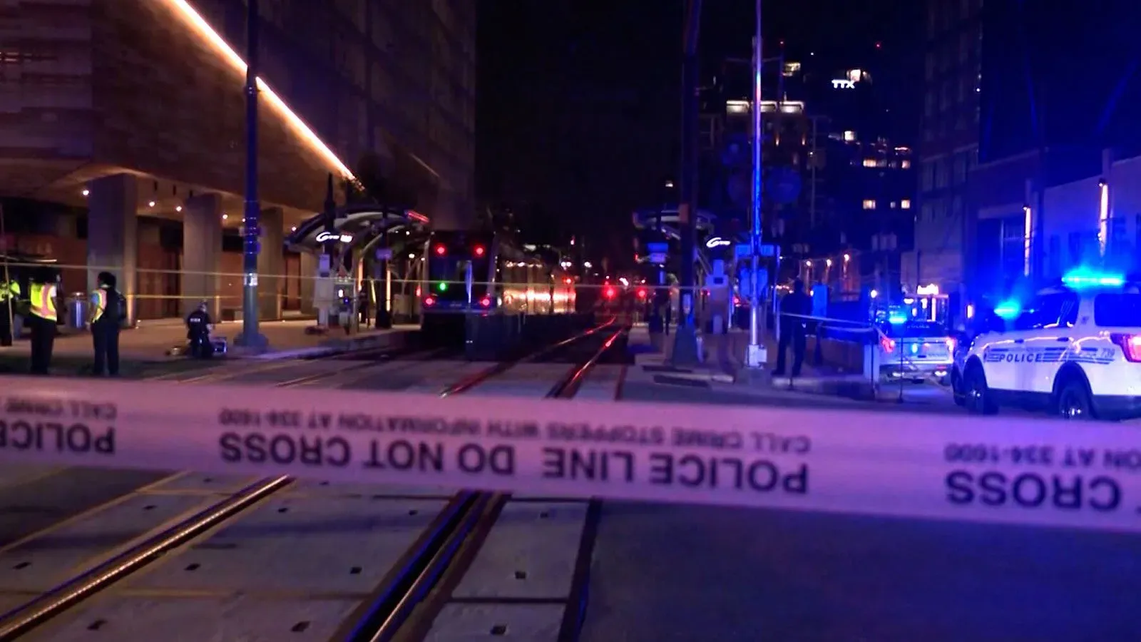 موقع الحادث في شارلوت بولاية نورث كارولينا، حيث تتواجد الشرطة وخطوط النقل تحت طوق أمني بعد جريمة قتل.