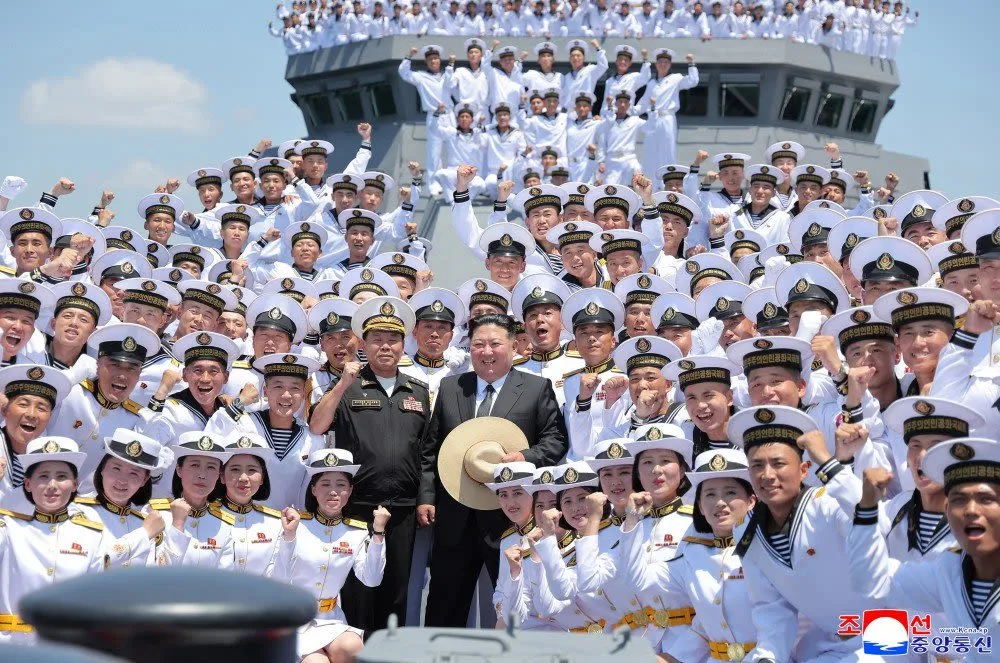 احتفال كيم جونغ أون مع أفراد البحرية الكورية الشمالية بعد تدشين المدمّرة "Choe Hyon"، وسط حشد من العسكريين في زيهم الرسمي.