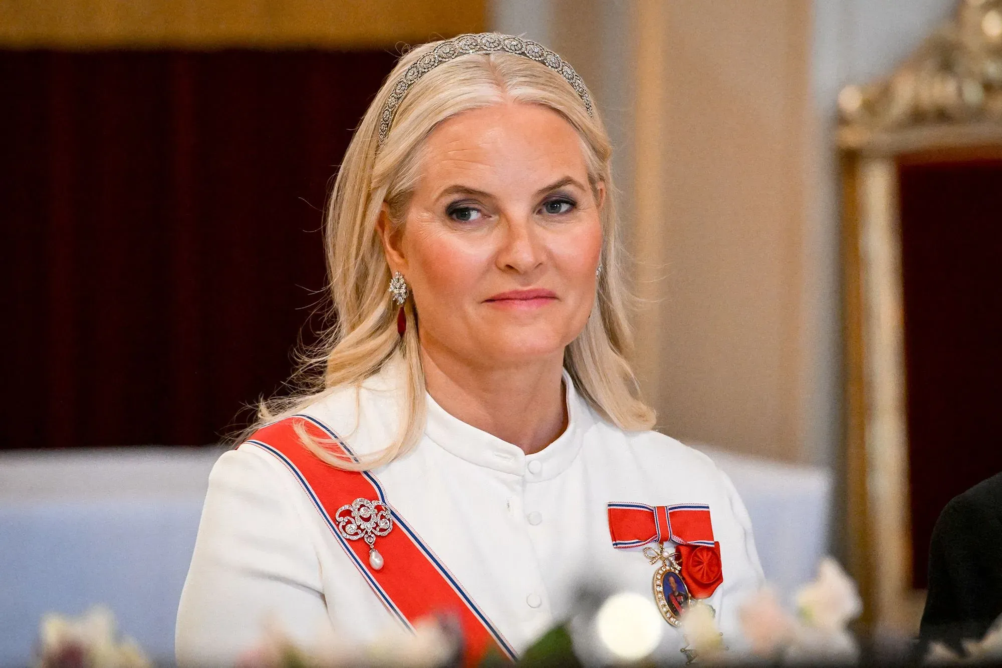 تظهر الأميرة ميت ماريت، زوجة ولي العهد النرويجي، وهي ترتدي زيًا رسميًا وتبدو عليها ملامح القلق، في سياق محاكمة ابن زوجها المتهم بالاعتداء.