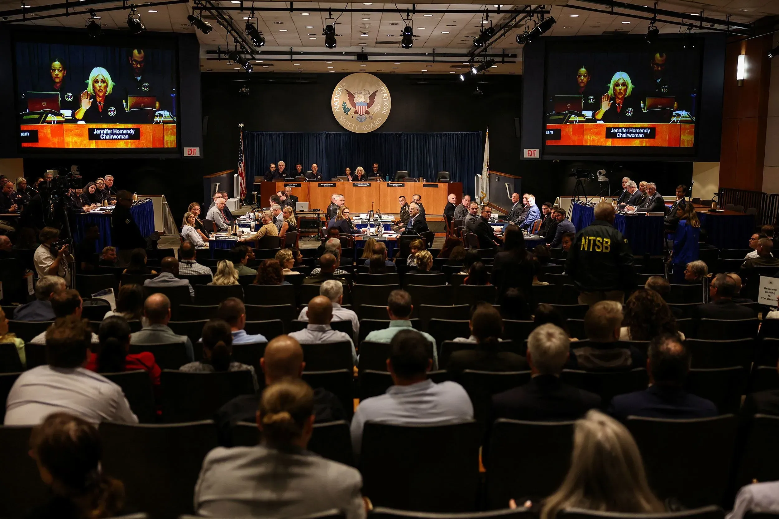 جلسة استماع للمجلس الوطني لسلامة النقل حول أسباب التصادم الجوي المميت، حيث تتواجد رئيسة المجلس جينيفر هوميندي مع المحققين.