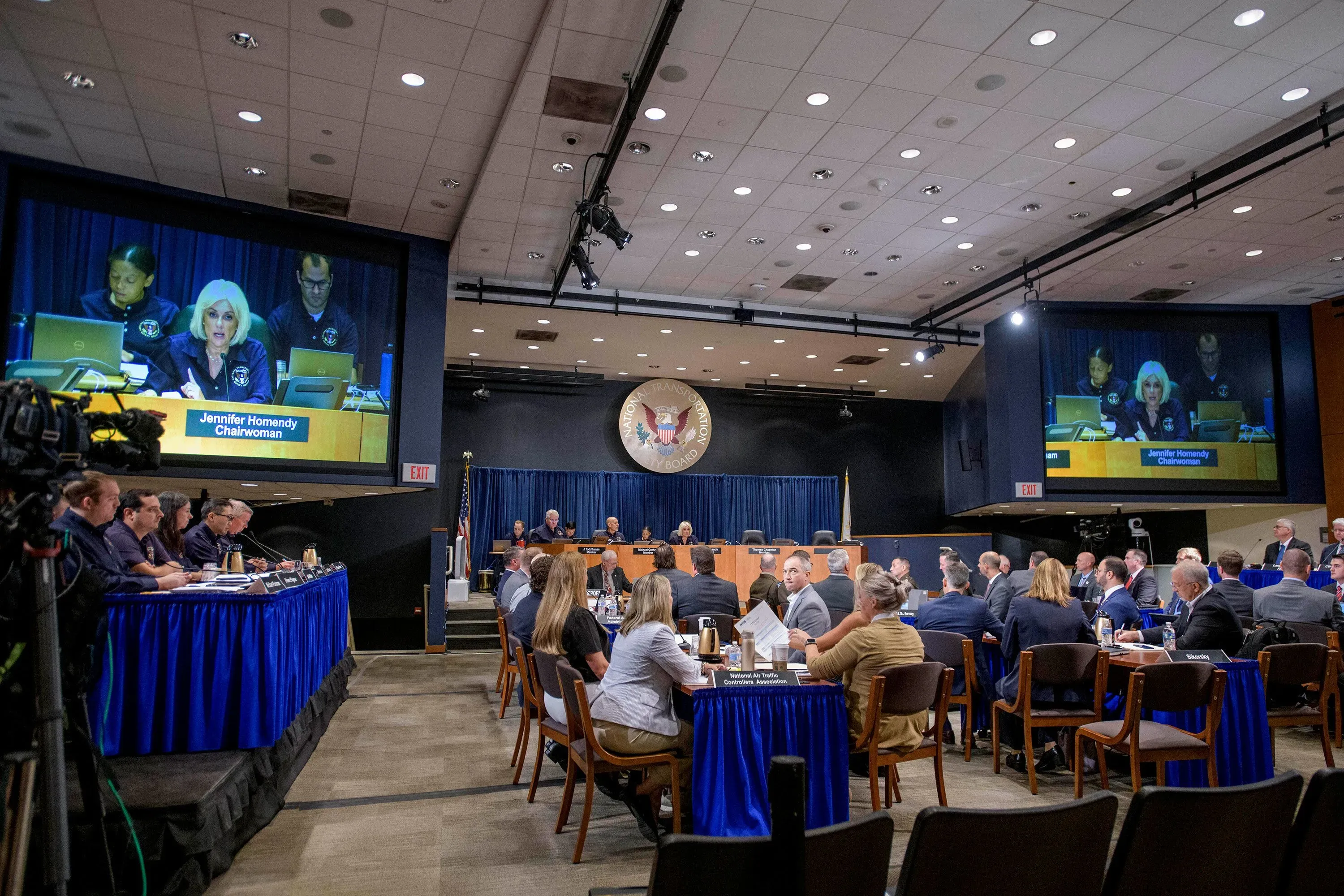 جلسة استماع للمجلس الوطني لسلامة النقل حول حادث تصادم جوي، مع رئيسة المجلس جينيفر هوميندي تتحدث، وحضور عدد من الشهود والمختصين.