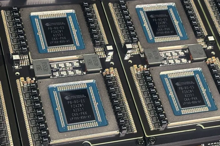 شرائح متقدمة من Nvidia مخصصة للذكاء الاصطناعي، تظهر في لوحة دوائر كهربائية، تعكس الطلب المتزايد على التكنولوجيا الحديثة.