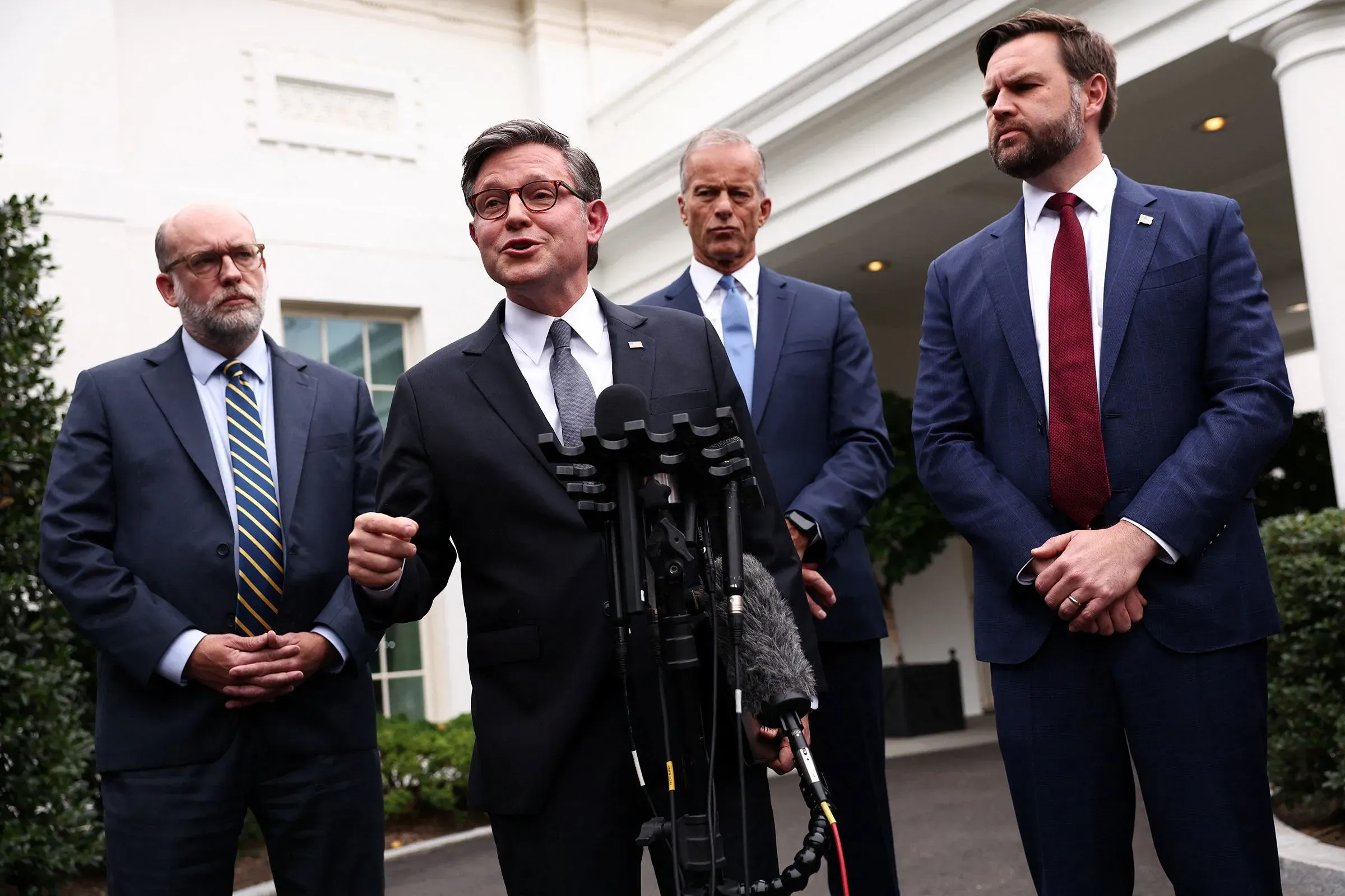 متحدثون سياسيون في مؤتمر صحفي أمام البيت الأبيض، يناقشون قضايا الرعاية الصحية والإغلاق الحكومي وتأثيرهما على المواطنين.