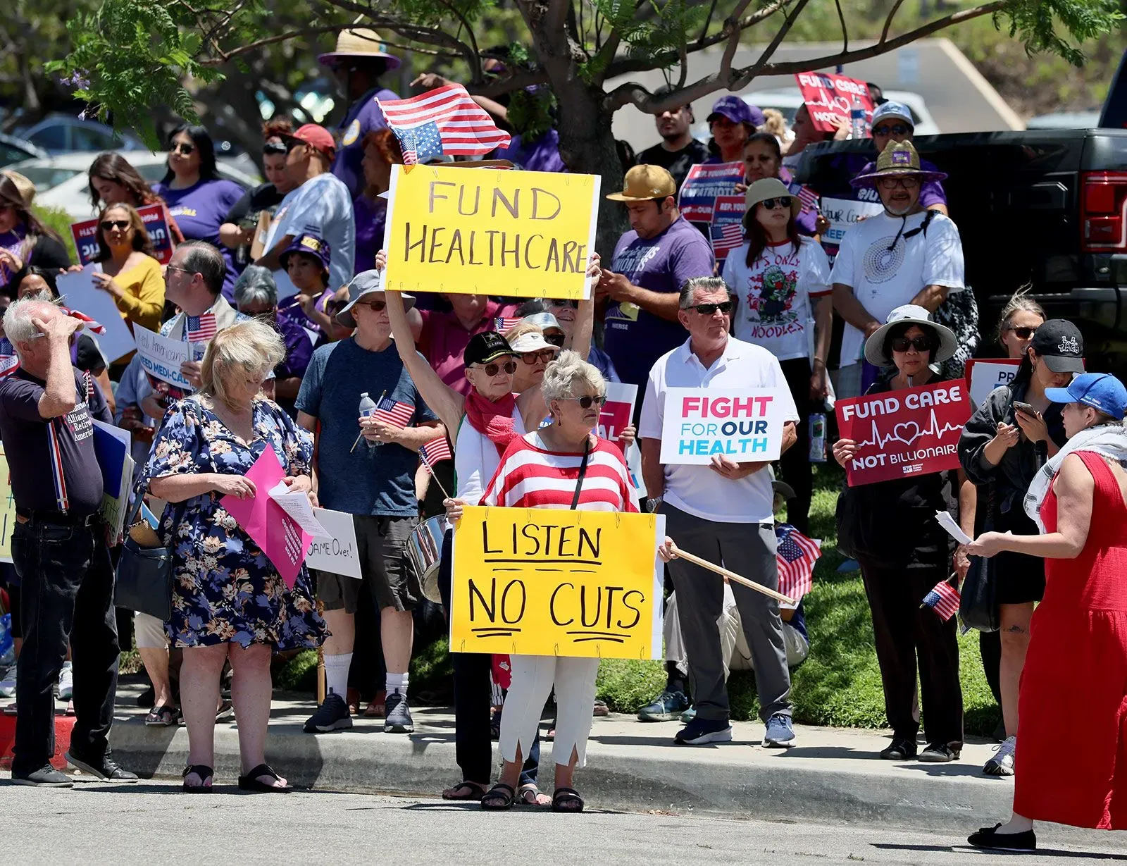 تجمع حاشد لمؤيدي الرعاية الصحية في فلوريدا، حيث يحمل المشاركون لافتات تطالب بتمويل الرعاية الصحية وعدم تقليص الدعم.