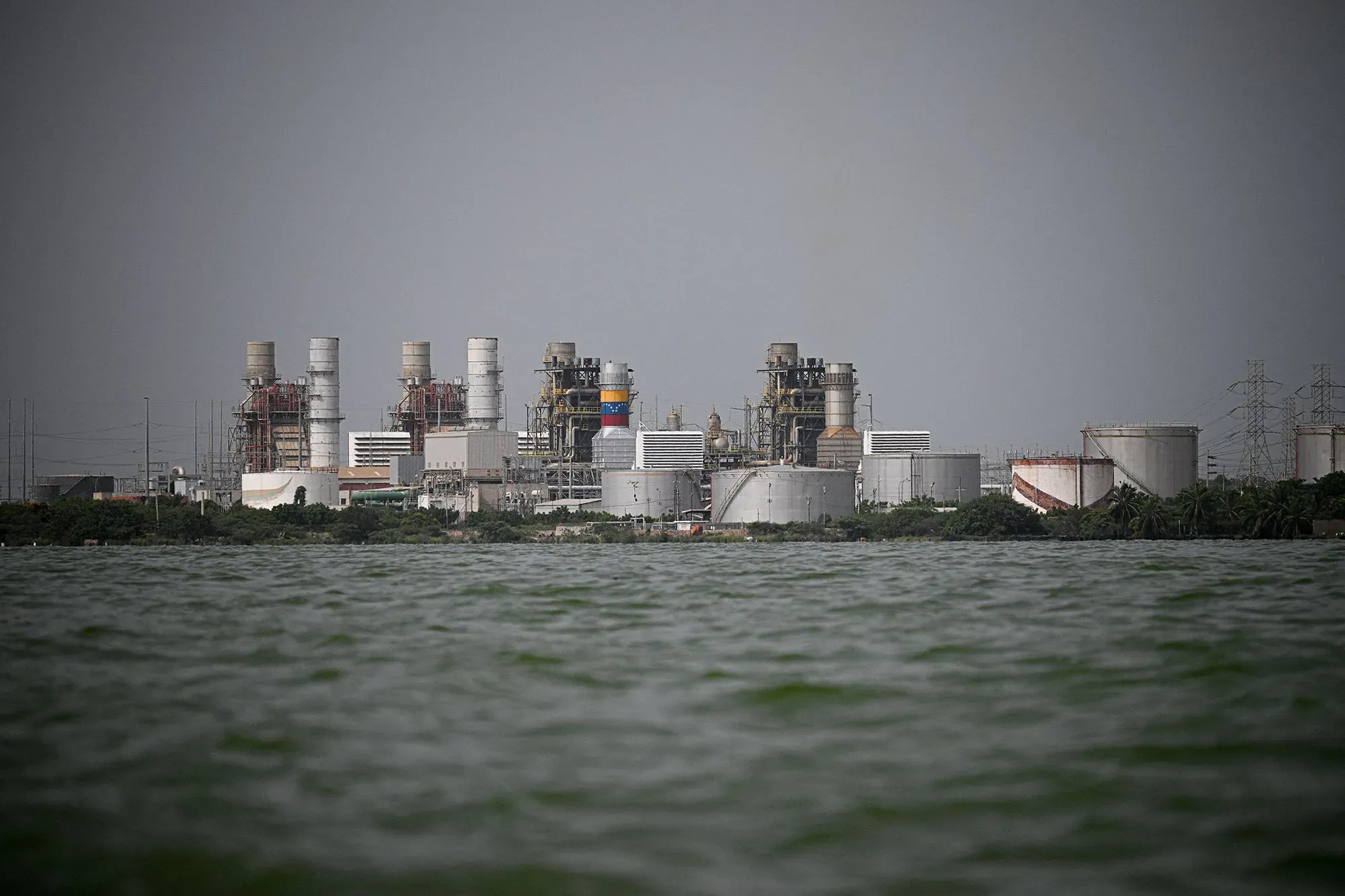 منشأة نفطية في فنزويلا، تضم خزانات ومعدات، تعكس التحديات التي تواجه صناعة النفط في ظل الظروف السياسية والاقتصادية الحالية.