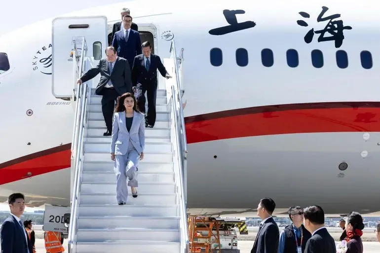 تظهر تشنغ لي وون، رئيسة حزب الكومينتانغ، وهي تنزل من الطائرة في الصين، في زيارة تهدف لتعزيز الحوار مع بكين وسط توترات عبر مضيق تايوان.