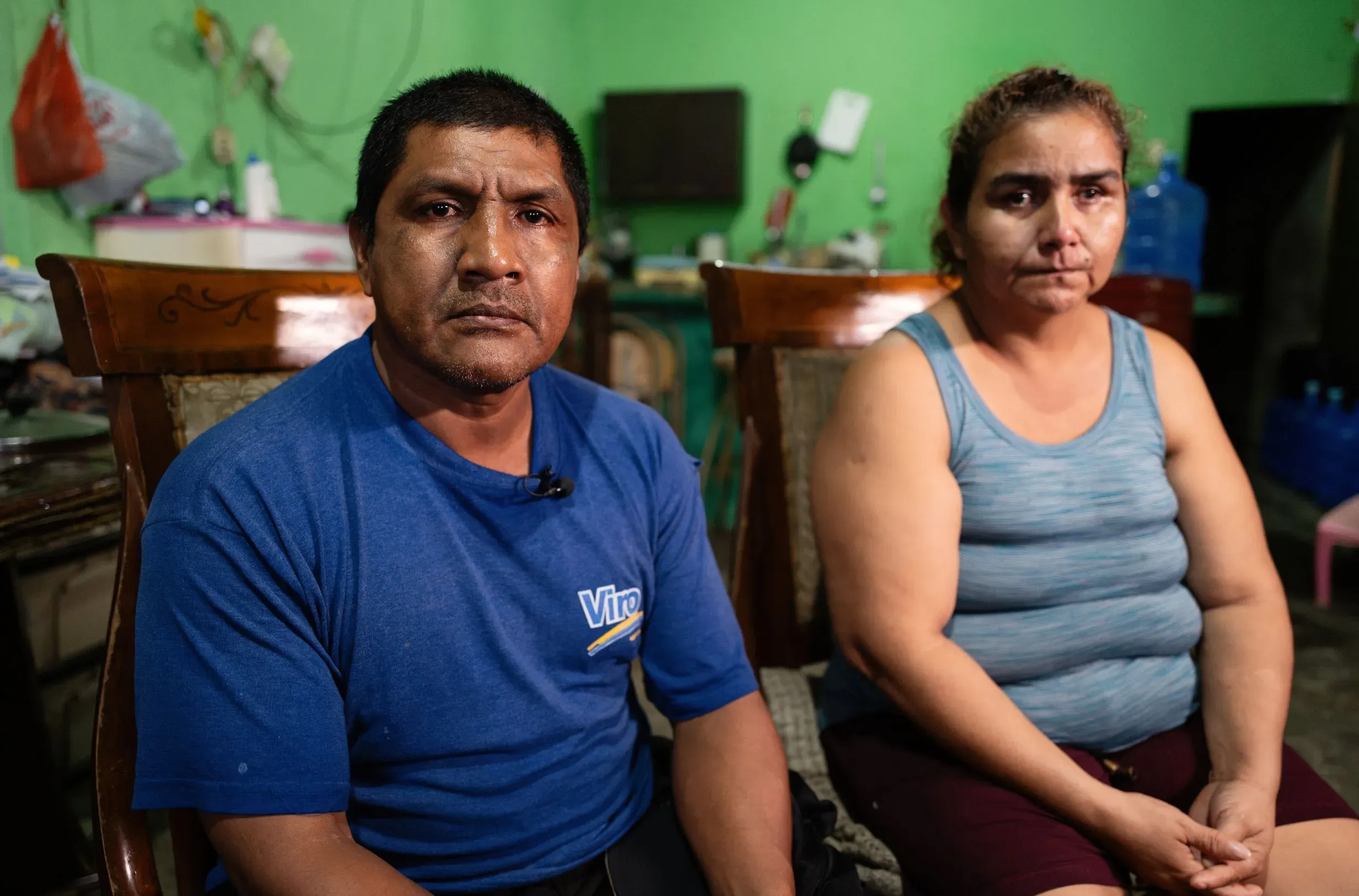 زوجان يجلسان معًا في غرفة معيشتهما، يعبران عن مشاعر الخوف واليأس بسبب اختفاء ابنهما في الإكوادور.