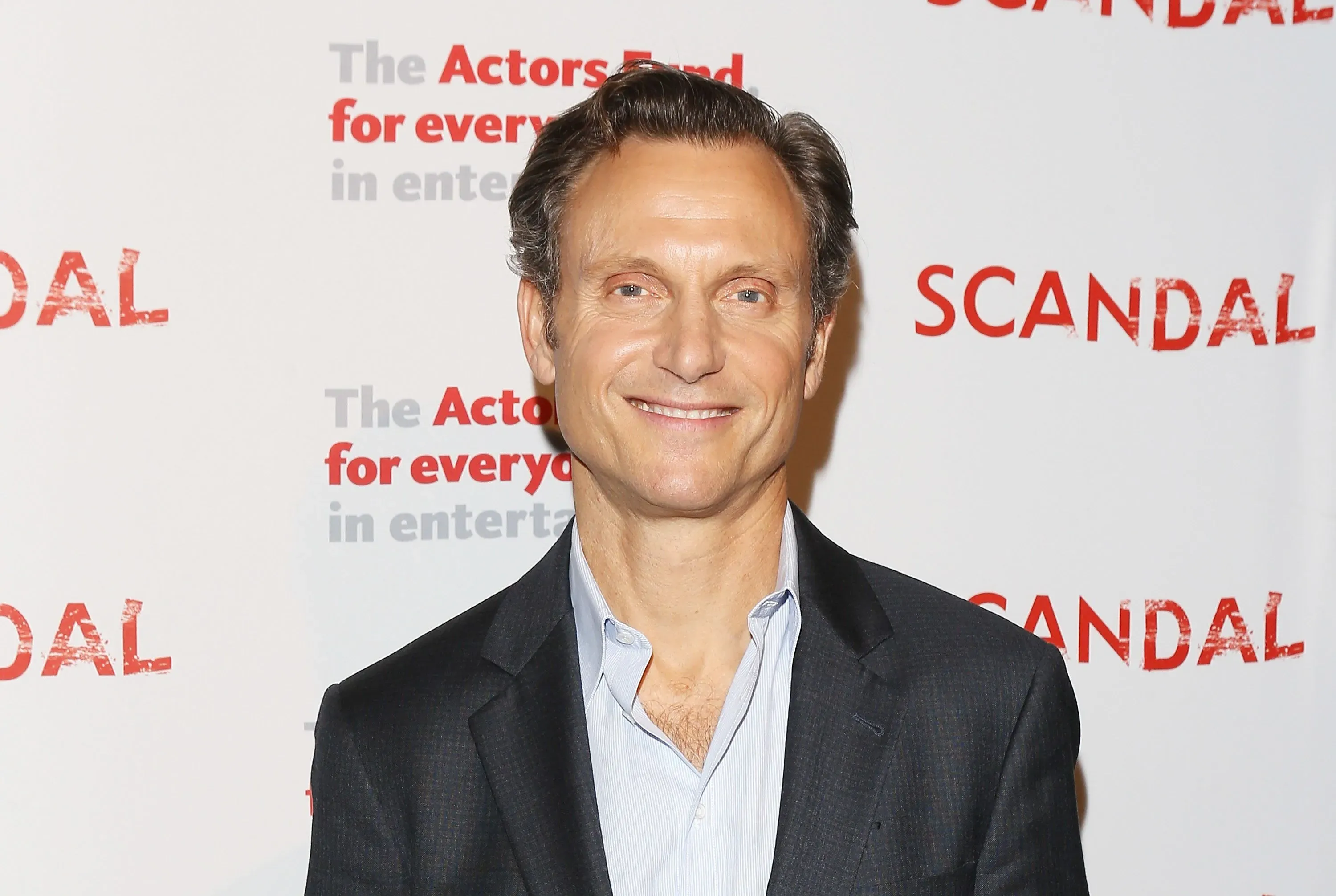 توني جولدوين مبتسم في حدث ترويجي، يتحدث عن أدواره في الأفلام مثل "معركة تلو الأخرى" وتأثيرها على مسيرته الفنية.