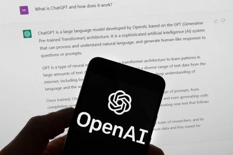 شعار OpenAI على شاشة هاتف ذكي أمام نص يشرح تقنية ChatGPT، مع التركيز على قضايا أمان الذكاء الاصطناعي واختراق الأنظمة.