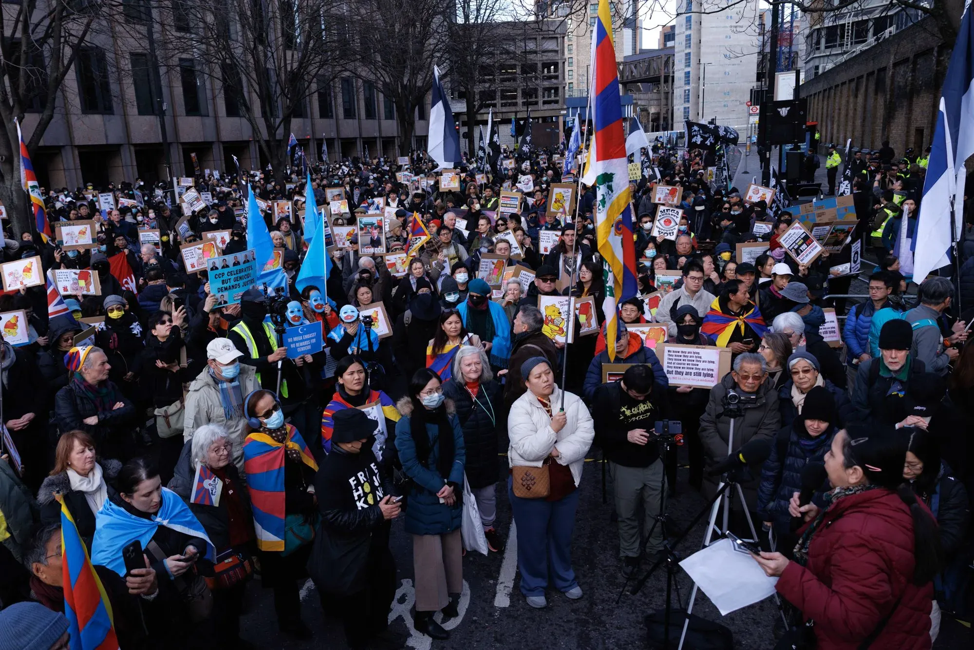 مظاهرة حاشدة في لندن ضد إنشاء السفارة الصينية الجديدة، حيث تجمع المتظاهرون حاملين لافتات تعبر عن معارضتهم للمشروع.