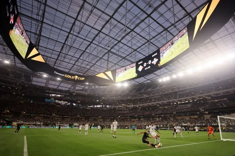 مشهد من مباراة الكأس الذهبية بين المكسيك وجمهورية الدومينيكان في ملعب سوفي، حيث يتنافس اللاعبون وسط جمهور محدود.