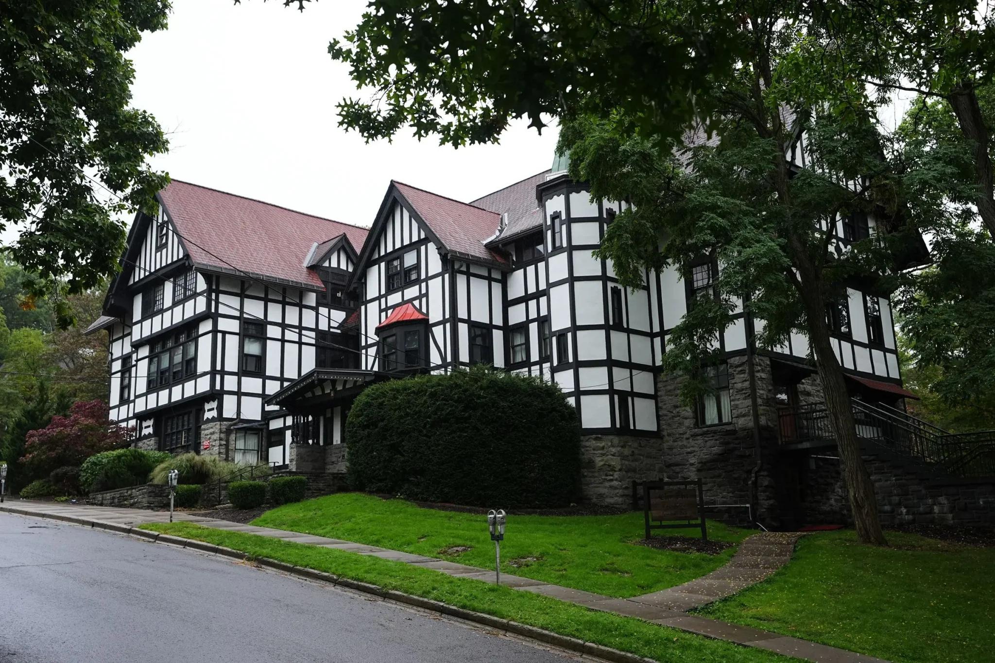 منزل جمعية Chi Phi الطلابية بجامعة Cornell حيث وقعت حادثة الاغتصاب الجماعي التي أثارت تحقيقًا جنائيًا في نيويورك عام 2024.