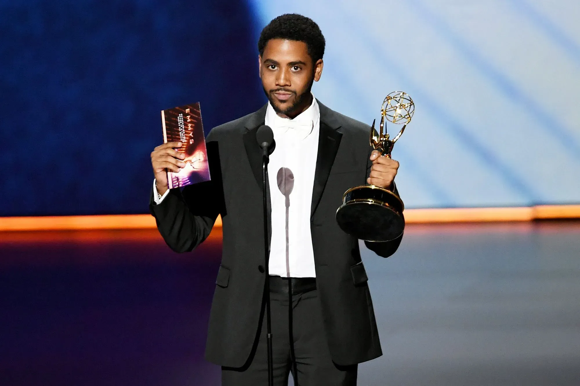 أوين كوبر، البالغ من العمر 15 عامًا، يحمل جائزة إيمي بعد فوزه كأصغر فنان في فئة الممثل المساعد عن دوره في مسلسل "Adolescence".