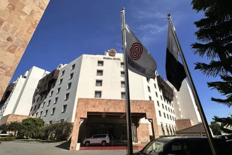 فندق سيرينا في إسلام آباد، حيث تُعقد المفاوضات بين الولايات المتحدة وإيران، مع أعلام باكستان وشعار الفندق في المقدمة.