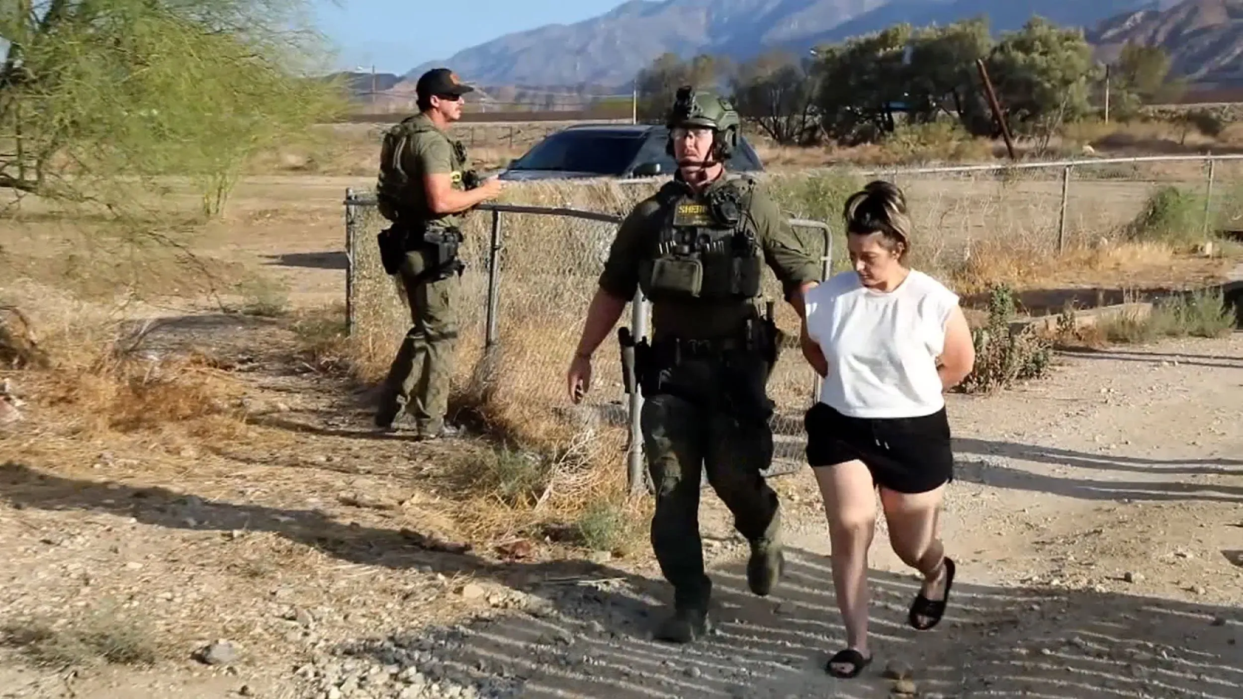 اعتقال ريبيكا هارو، والدة طفل مفقود، أثناء مرافقتها من قبل الشرطة في منطقة صحراوية بجنوب كاليفورنيا، بعد اتهامها بالقتل.