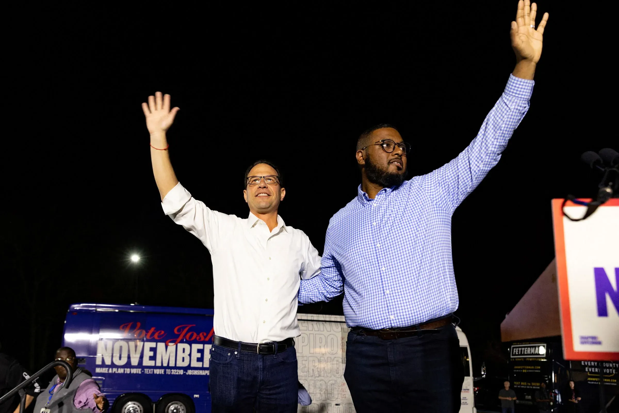 جوش شابيرو وأوستن ديفيس يلوحان للجماهير خلال إطلاق حملة شابيرو الانتخابية لولاية ثانية في بنسلفانيا، مع التركيز على الإنجازات المحلية.