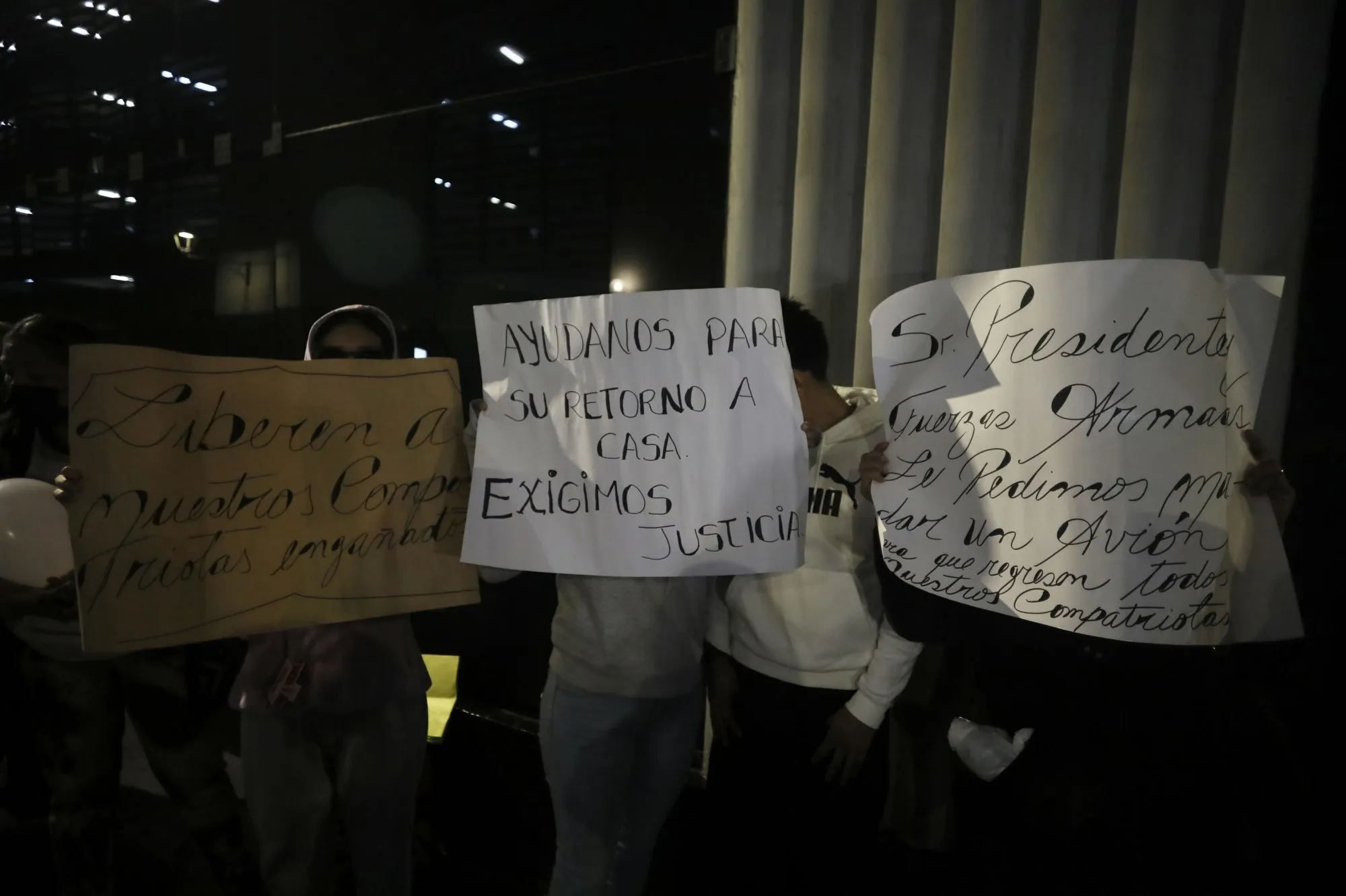 محتجون يحملون لافتات تطالب بإطلاق سراح المجندين البيروفيين في روسيا، مع دعوات للعدالة وعودة آمنة لهم إلى الوطن.