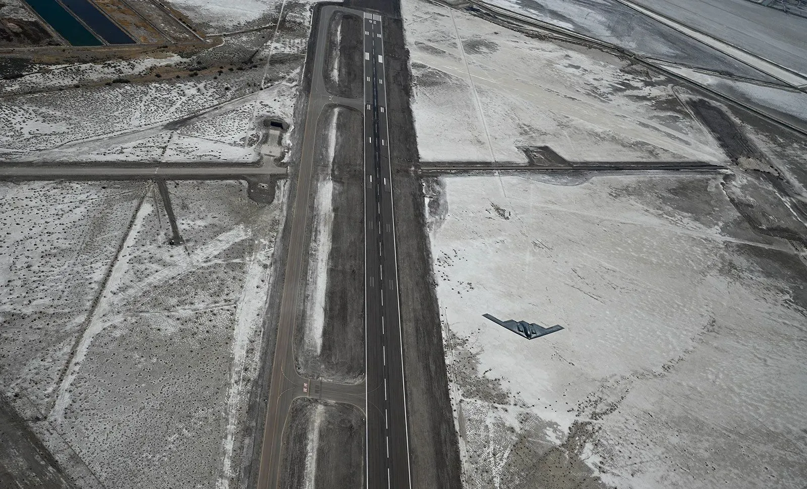 صورة جوية لمدرج مطار ويندوفر التاريخي في يوتا، حيث يخطط طياران ياباني وأمريكي للاحتفال بذكرى قصف هيروشيما.