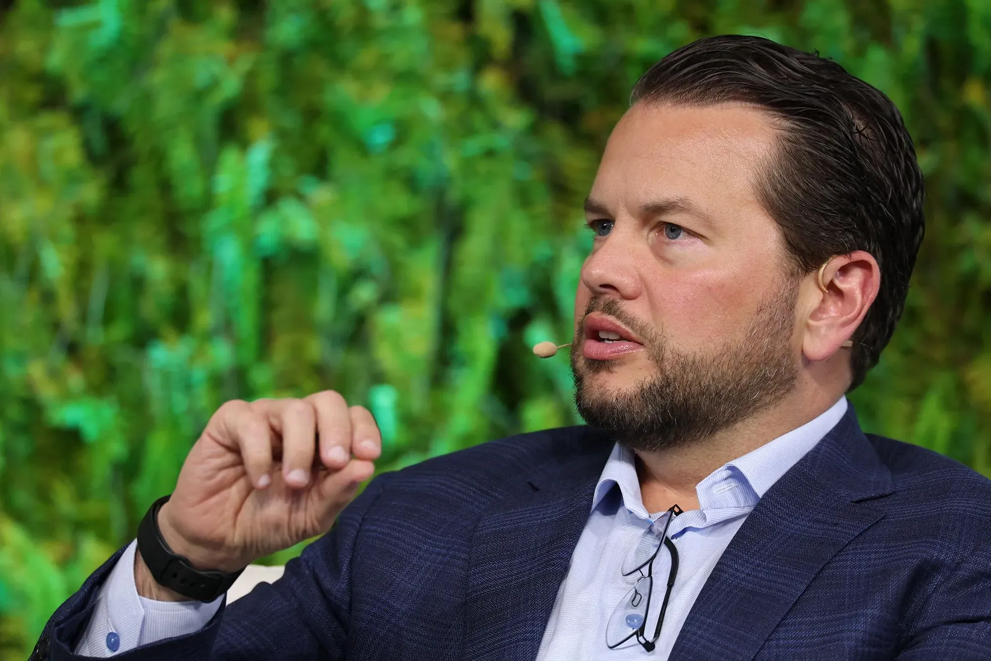 بيل ريدي، الرئيس التنفيذي لشركة Pinterest، يتحدث عن تحول المنصة إلى مساعد تسوق مرئي مدعوم بالذكاء الاصطناعي، مع خلفية خضراء.