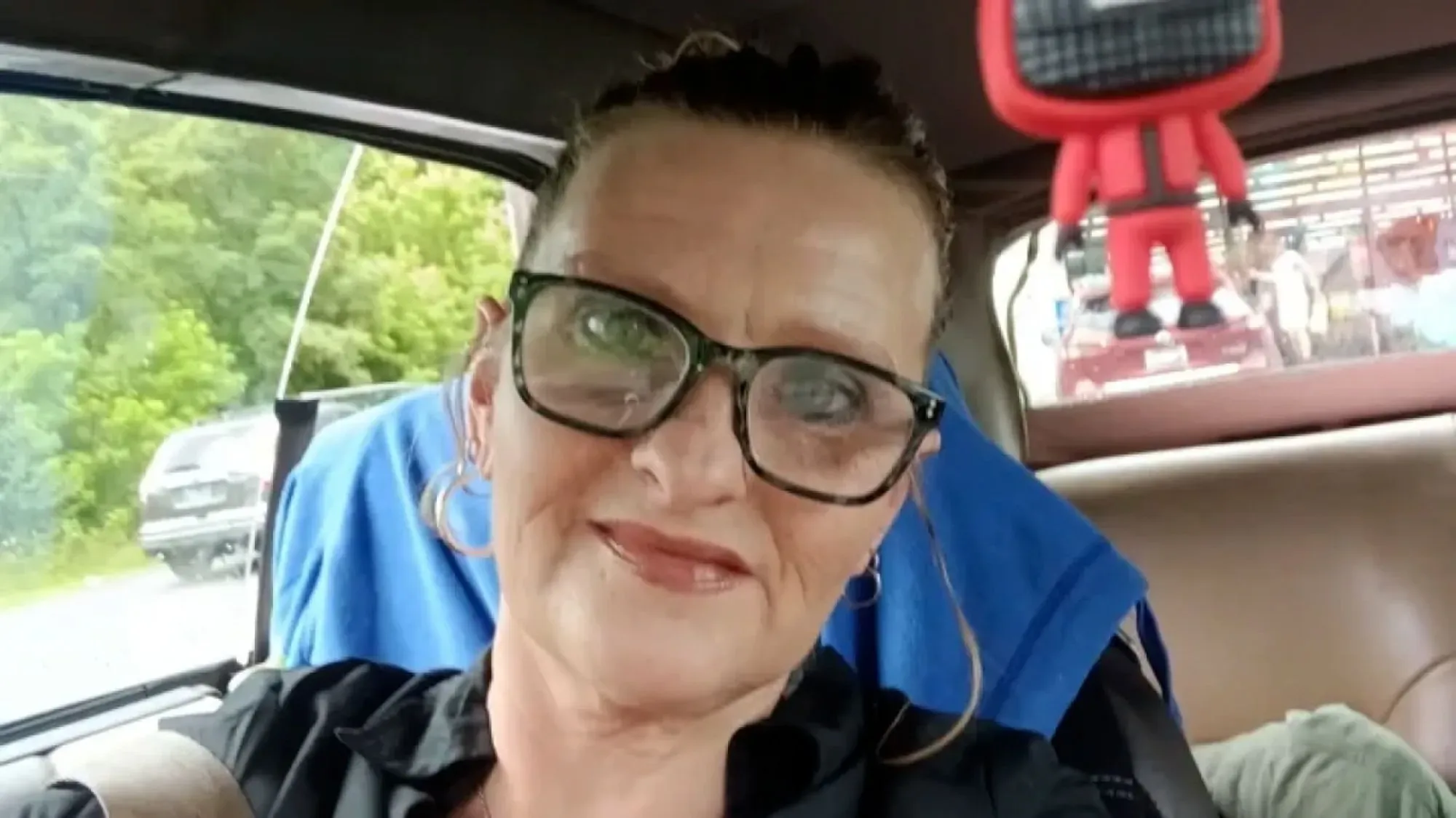 صورة لجدة من ولاية تينيسي، أنجيلا ليبس، داخل سيارة، تعكس معاناتها بعد اعتقالها بسبب خطأ في التعرف على الوجه بالذكاء الاصطناعي.