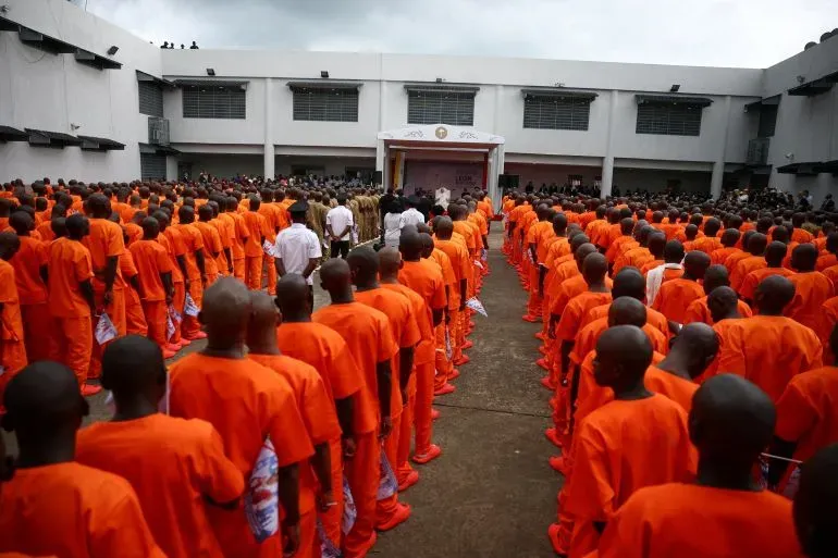 زيارة البابا ليون إلى سجن في غينيا الاستوائية حيث يتجمع 600 نزيل يرتدون زيًا برتقاليًا، تعبير عن التضامن والعدالة الإنسانية.