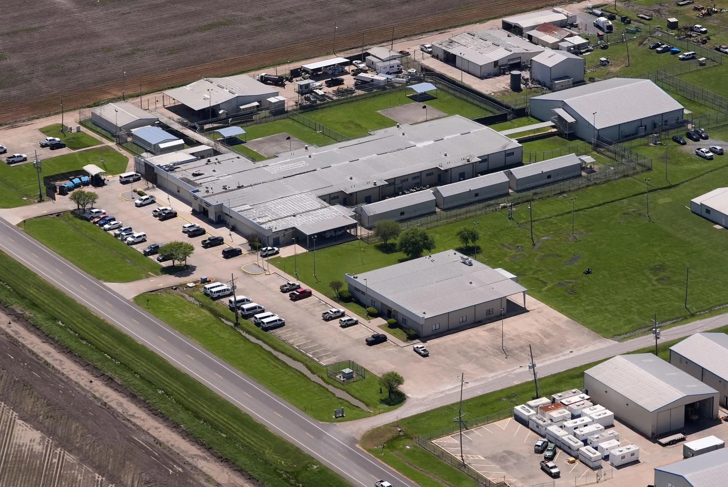 صورة جوية لمركز احتجاز ريفر الإصلاحي في لويزيانا، حيث يُحتجز المهاجرون الكولومبيون في ظروف قاسية.