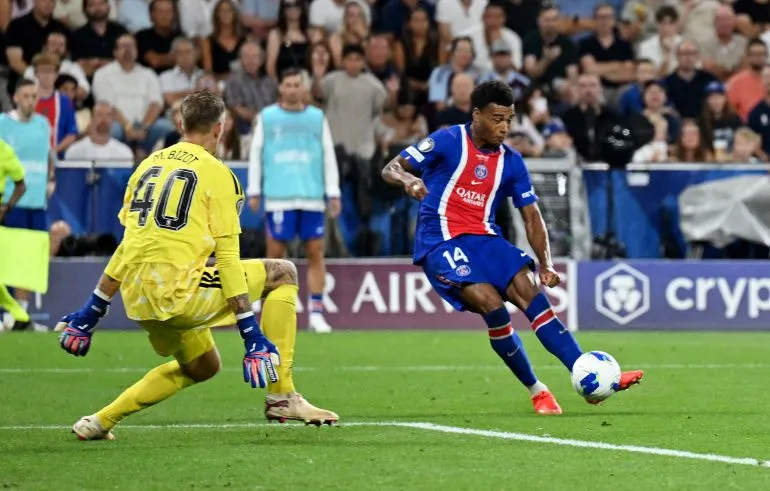 لاعب باريس سان جيرمان رقم 14 يراوغ حارس أستون فيلا خلال نهائي كأس السوبر الأوروبي في ملعب زالتسبورغ.