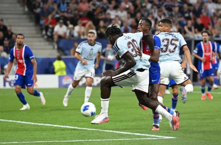 لاعب من أستون فيلا يحاول قطع الكرة من لاعب باريس سان جيرمان خلال نهائي كأس السوبر الأوروبي في ملعب زالتسبورغ.