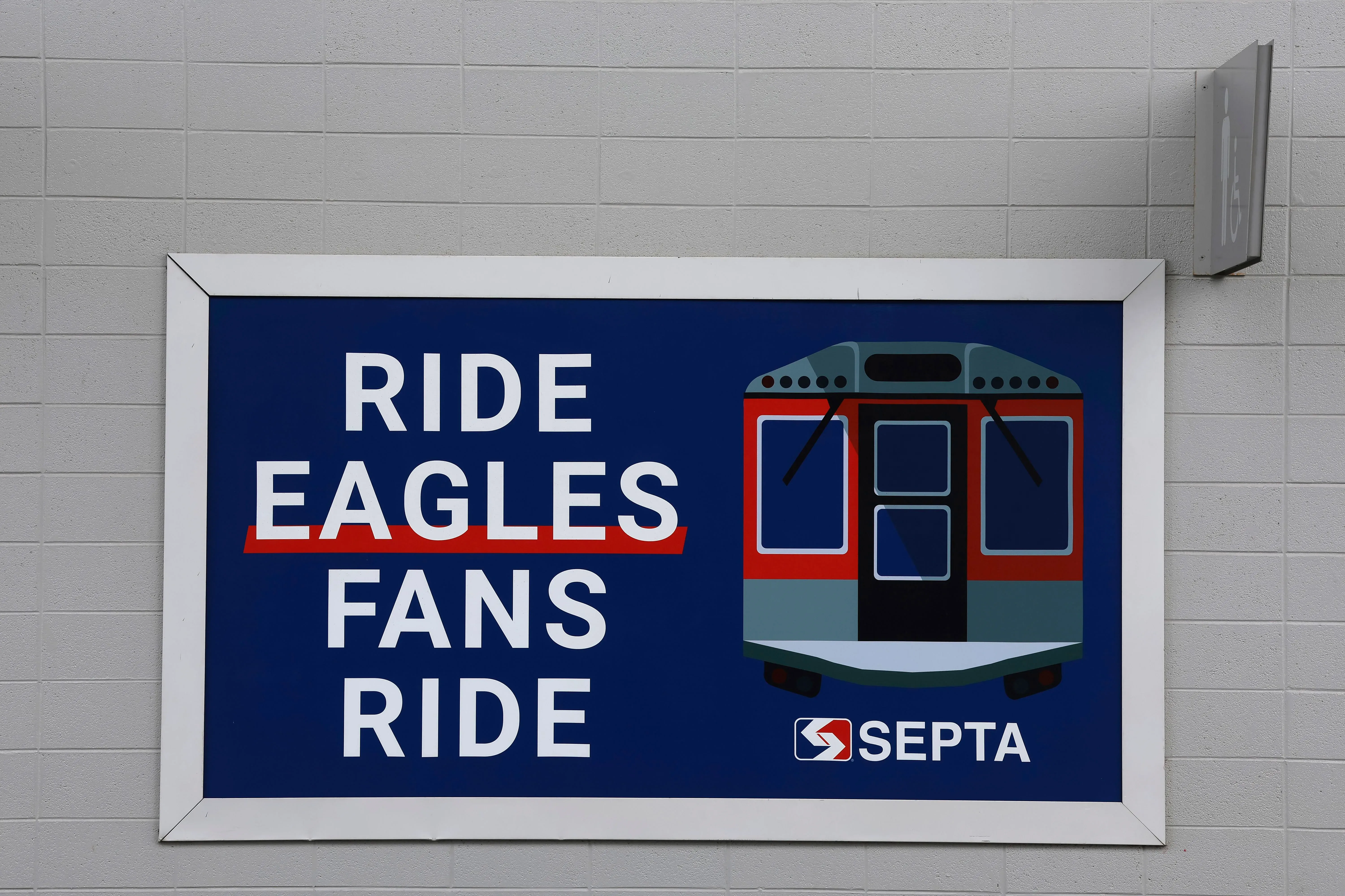 لافتة ترويجية لركوب القطارات لمشجعي فريق فيلادلفيا إيجلز، مع صورة لقطار SEPTA، تشير إلى الشراكة مع FanDuel لدعم النقل.