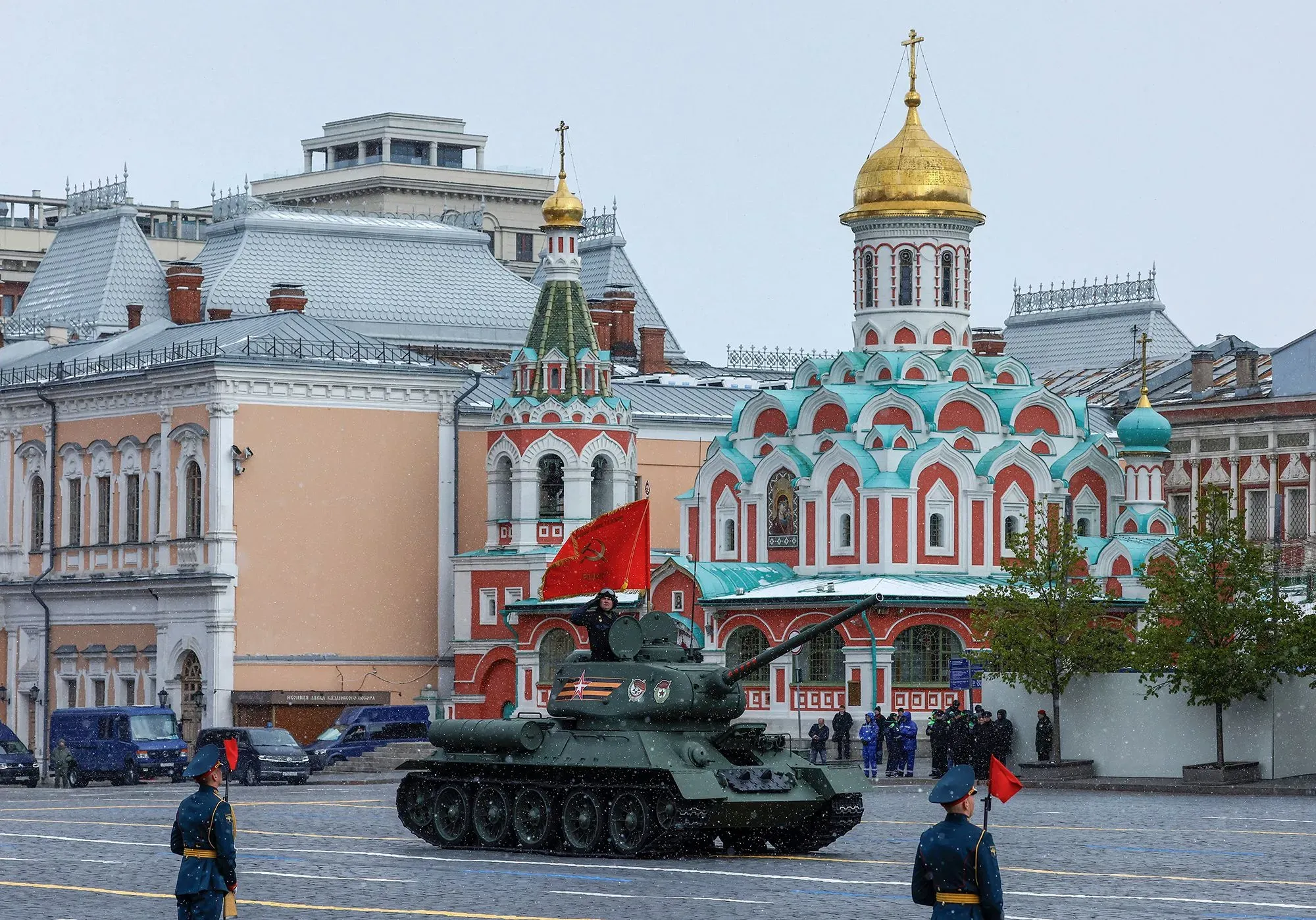 دبابة T-34 تسير في الساحة الحمراء بموسكو، بينما يتواجد الجنود في الخلفية، في عرض يوم النصر الذي يشهد تغييرات ملحوظة هذا العام.