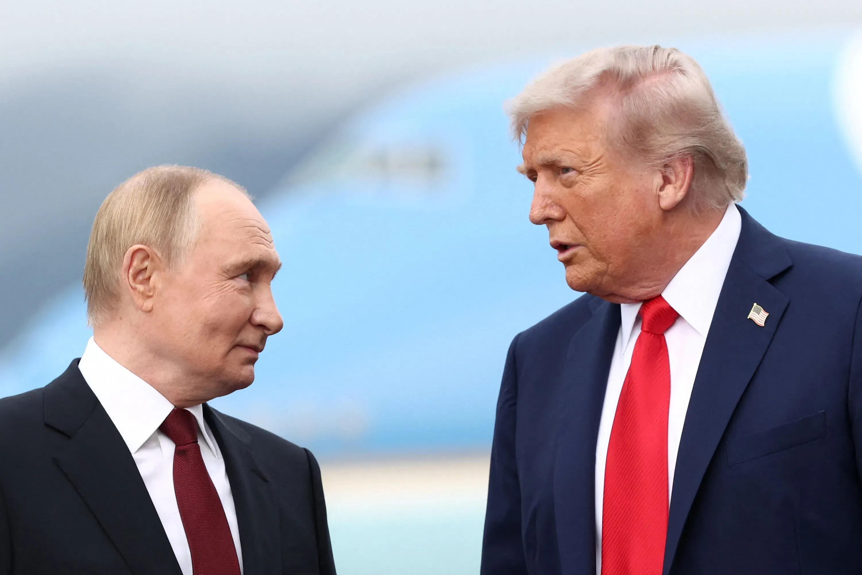 لقاء بين فلاديمير بوتين ودونالد ترامب في ألاسكا، حيث يتبادلان الحديث وسط أجواء دبلوماسية متوترة.