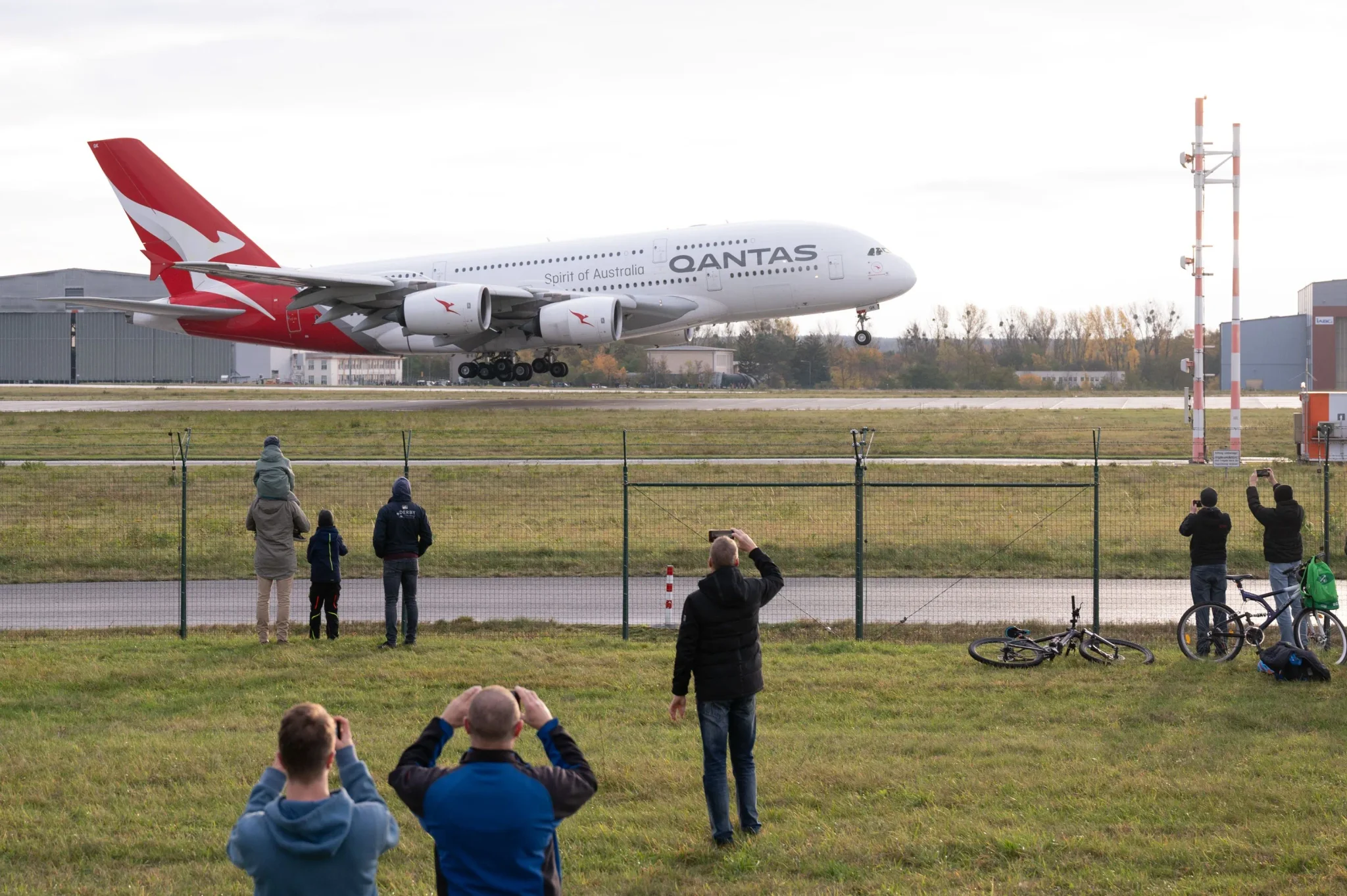 طائرة Qantas Airbus A380 تحط بهدوء وسط مشاهد متفرجين، تعكس تراجع استخدام الطائرة العملاقة مع انسحاب الشركات.