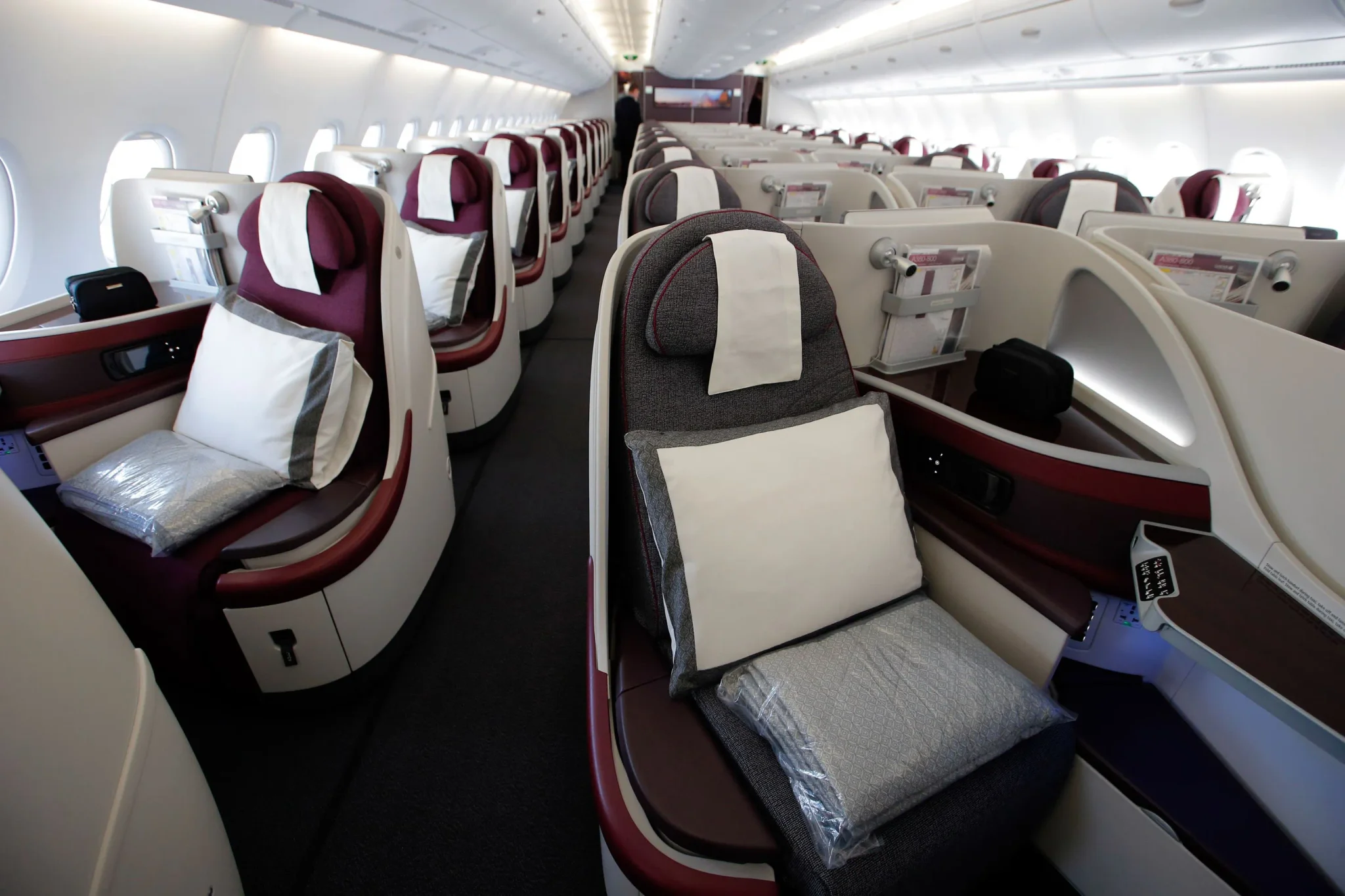 مقصورة الدرجة الأولى لطائرة Airbus A380 مع مقاعد واسعة ومريحة تعكس الفخامة التي ميزت الطائرة في صناعة الطيران الفاخر.