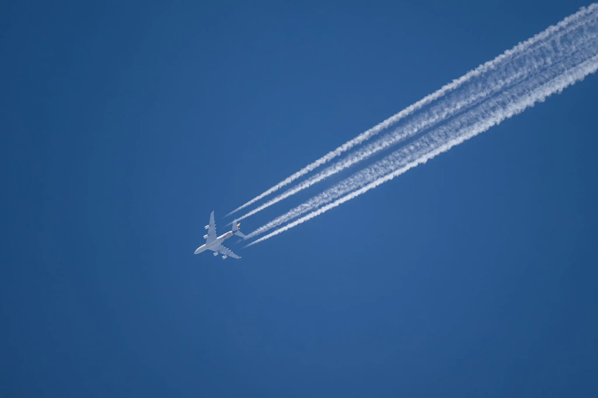 طائرة إيرباص A380 تحلق في السماء مع آثار تكاثف بخار خلفها، تعكس تراجع استخدام الطائرة العملاقة في شركات الطيران العالمية.