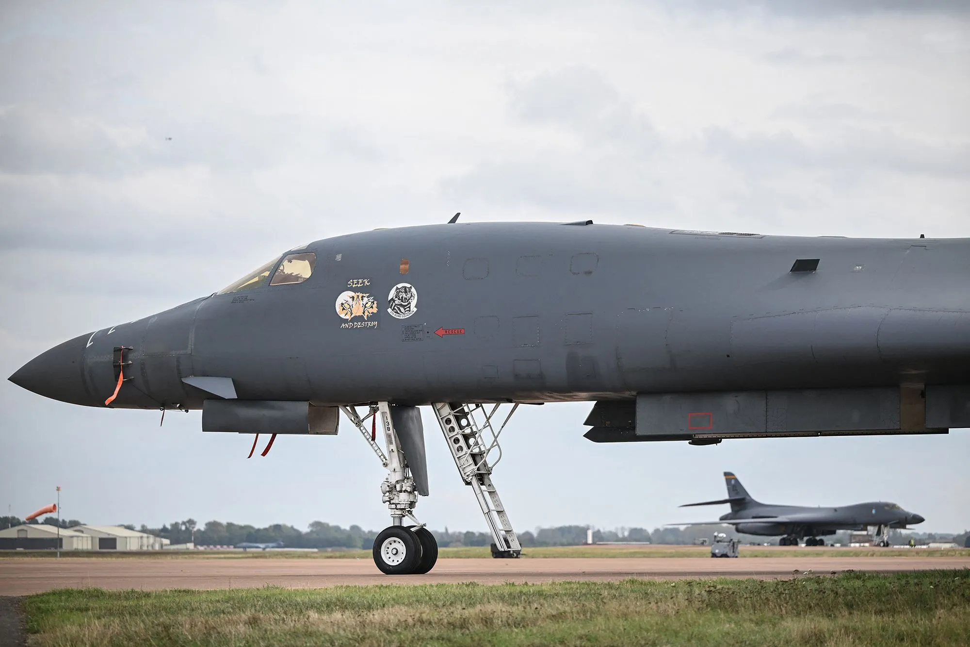 طائرة بي-1 بي القاذفة الاستراتيجية الأميركية في قاعدة RAF Fairford الجوية في إنكلترا، مركز التوترات الأمنية والتحقيقات بمكافحة الإرهاب.