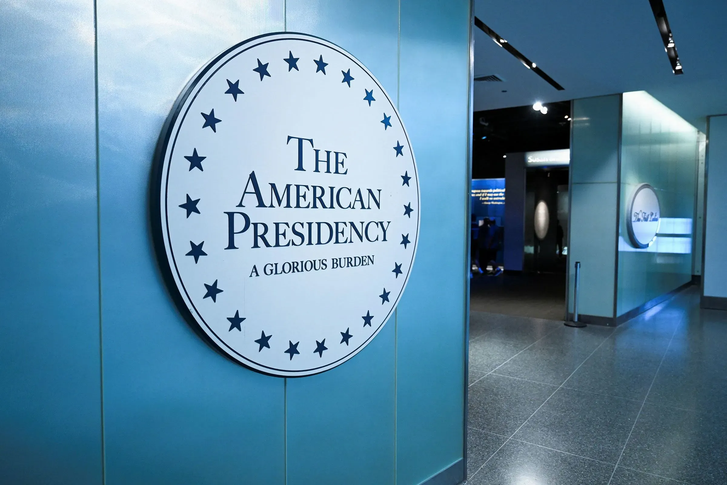 لافتة بعنوان "الرئاسة الأمريكية: عبء مجيد" في متحف التاريخ الأمريكي، تشير إلى موضوعات تتعلق بالرئاسة وعزل ترامب.