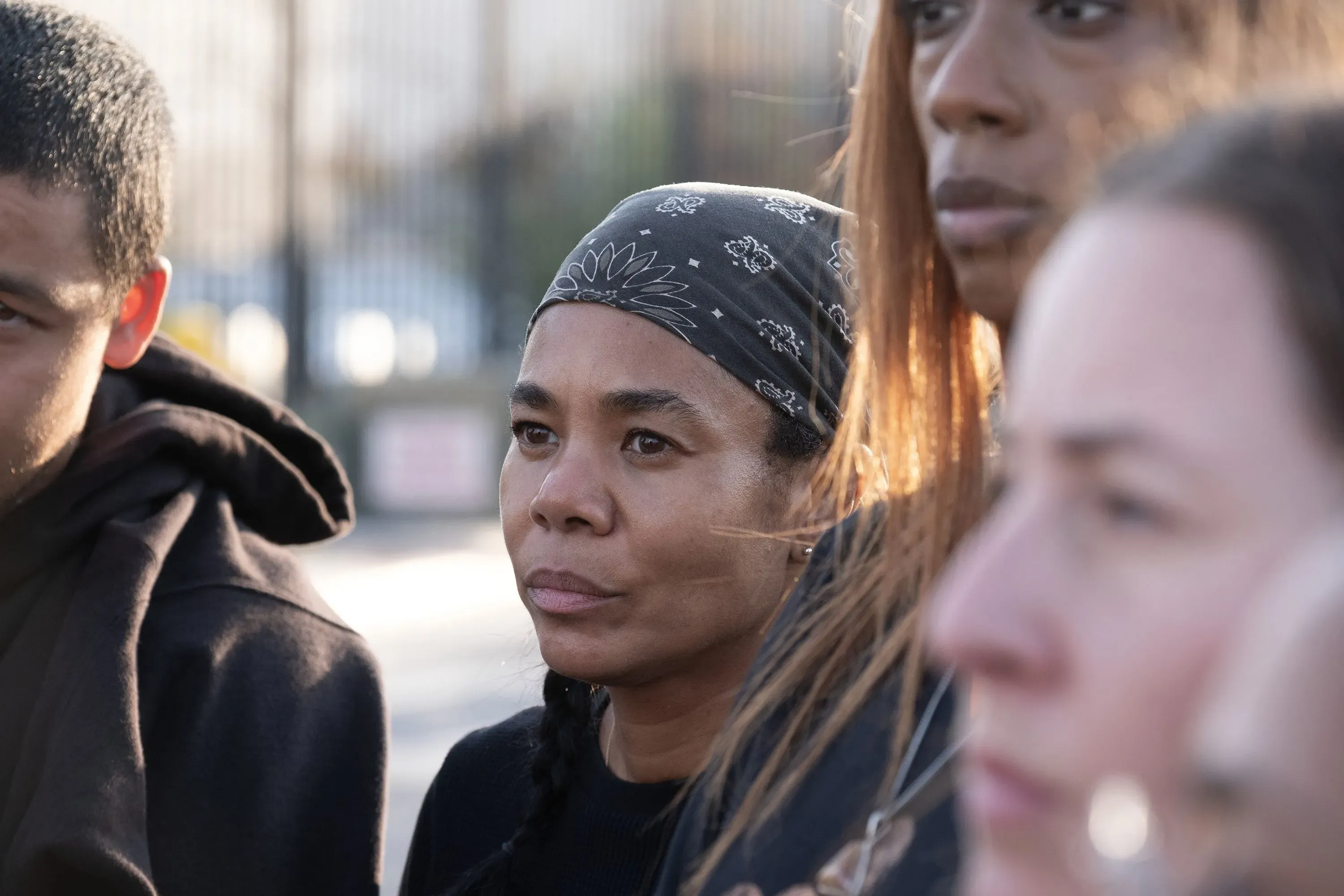 ريجينا هول تظهر بملامح جادة وسط مجموعة من الأشخاص، مما يعكس لحظة تأمل في أحداث فيلم "معركة تلو الأخرى".