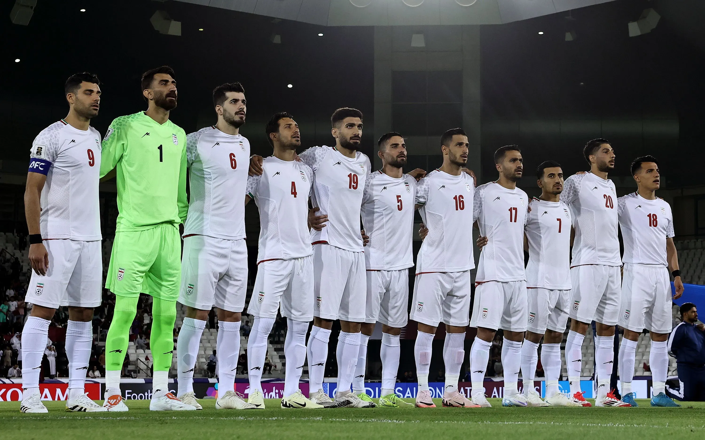 تشكيلة المنتخب الإيراني لكرة القدم، مرتدين القمصان البيضاء، خلال مباراة رسمية، تعكس طموحهم في المشاركة بكأس العالم 2026.