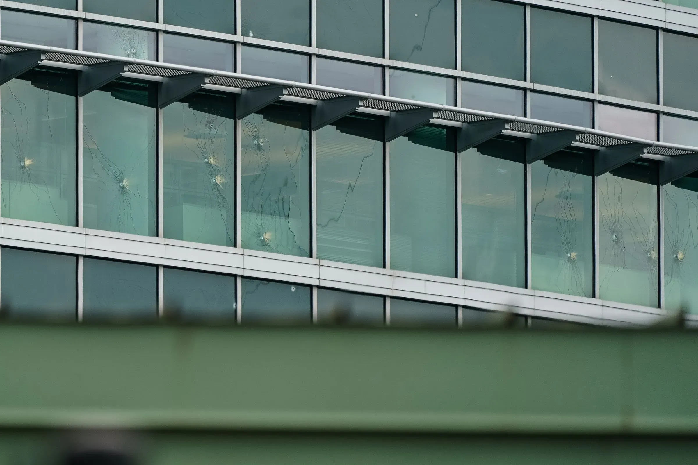 زجاج مكسور في مبنى مراكز مكافحة الأمراض والوقاية منها، مما يعكس الفوضى السياسية وتأثيرها على الصحة العامة في أمريكا.