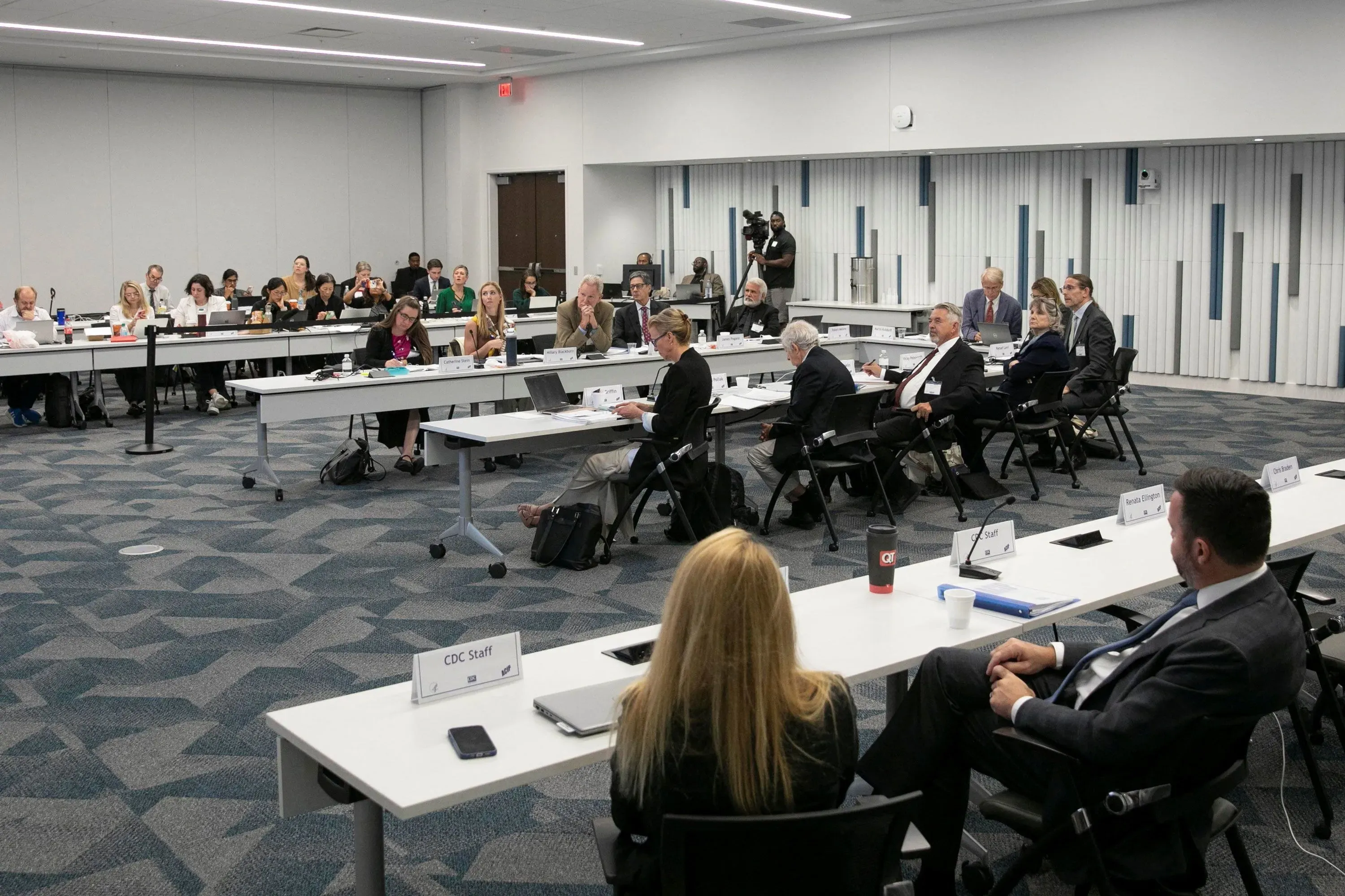 اجتماع لمستشاري المراكز الأمريكية لمكافحة الأمراض والوقاية منها، حيث يناقش المشاركون سلامة لقاح كوفيد-19 وأبحاث اللقاحات.