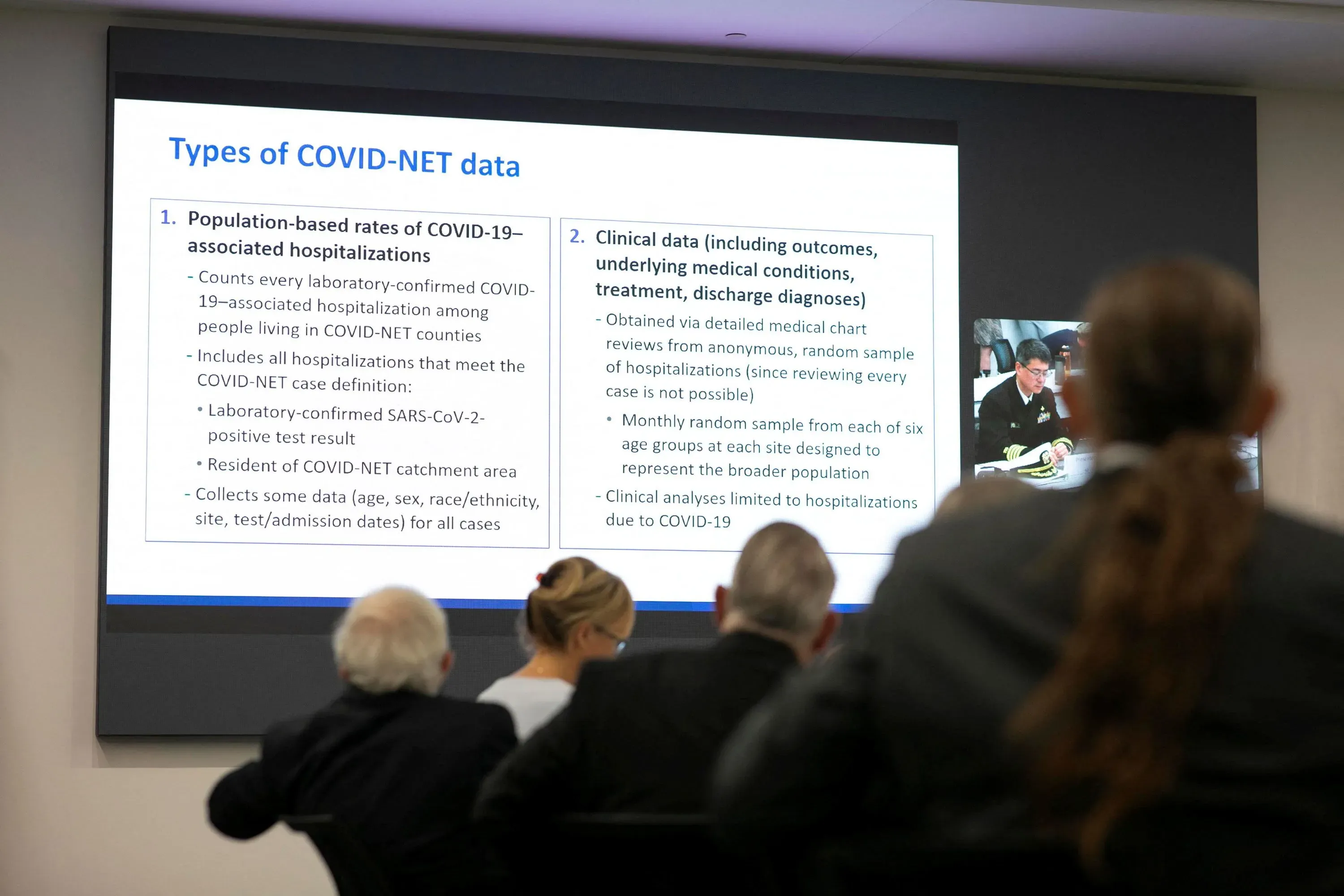 عرض تقديمي حول بيانات COVID-NET، يتضمن معلومات عن معدلات الاستشفاء المرتبطة بكوفيد-19، مع حضور مجموعة من المستشارين.