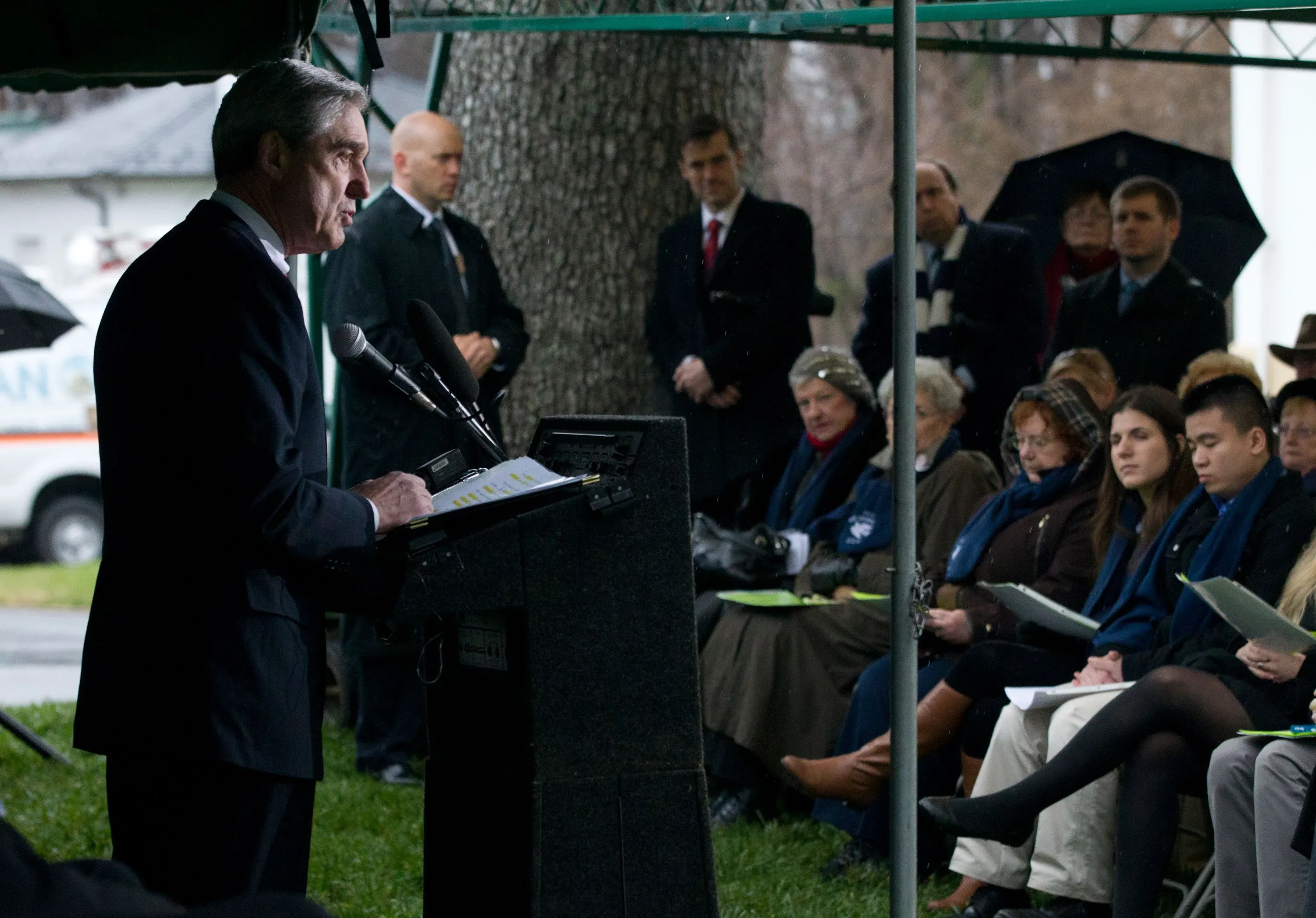تجمع حشد من الأشخاص في مراسم تأبين، حيث يتحدث روبرت مولر، المدير السابق لمكتب التحقيقات الفيدرالي، أمامهم.