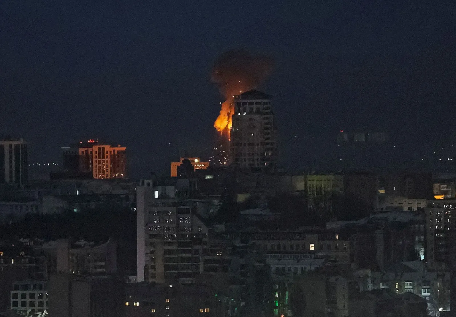 انفجار قوي في أحد المباني السكنية في كييف، حيث تتعرض المدينة لهجمات بالصواريخ الباليستية وسط درجات حرارة منخفضة تصل إلى -20 درجة مئوية.